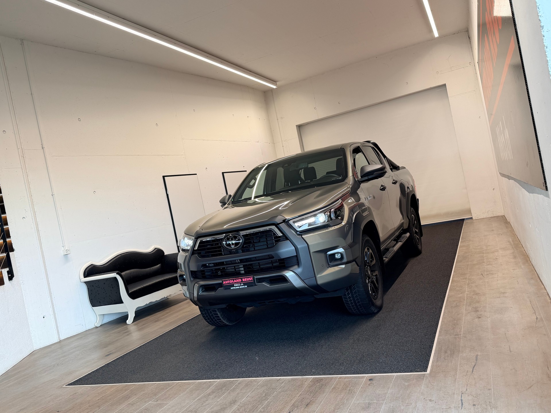 TOYOTA Hilux 2.8d MHEV Invincible Double Cab 4x4-image-2