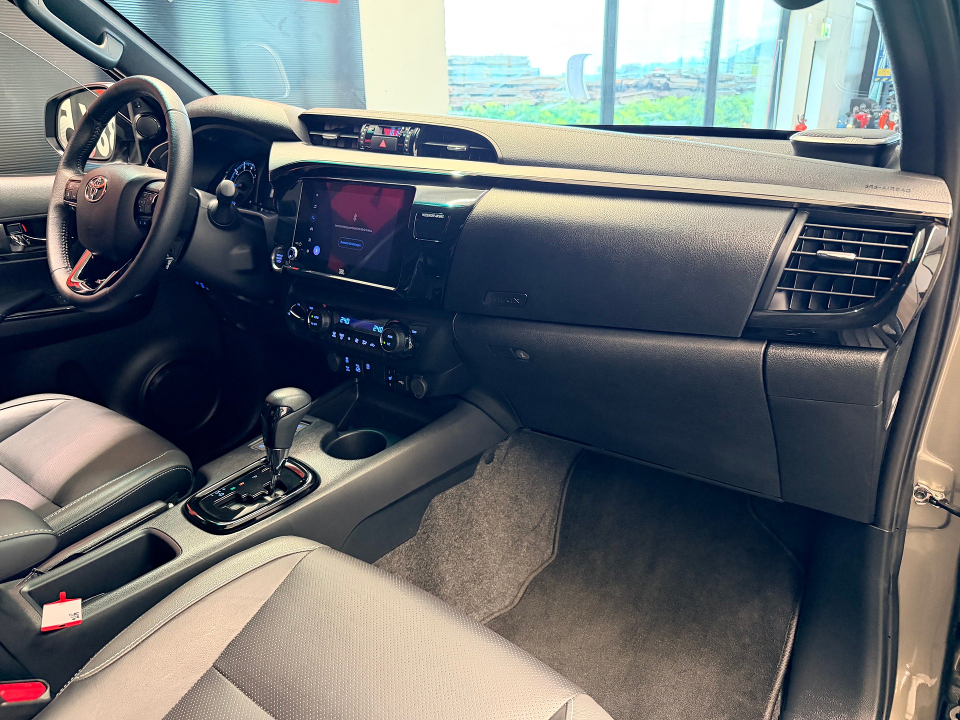 TOYOTA Hilux 2.8d MHEV Invincible Double Cab 4x4-image-17
