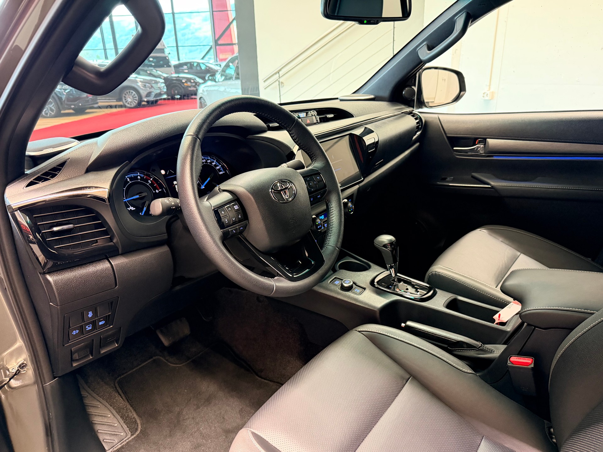 TOYOTA Hilux 2.8d MHEV Invincible Double Cab 4x4-image-10