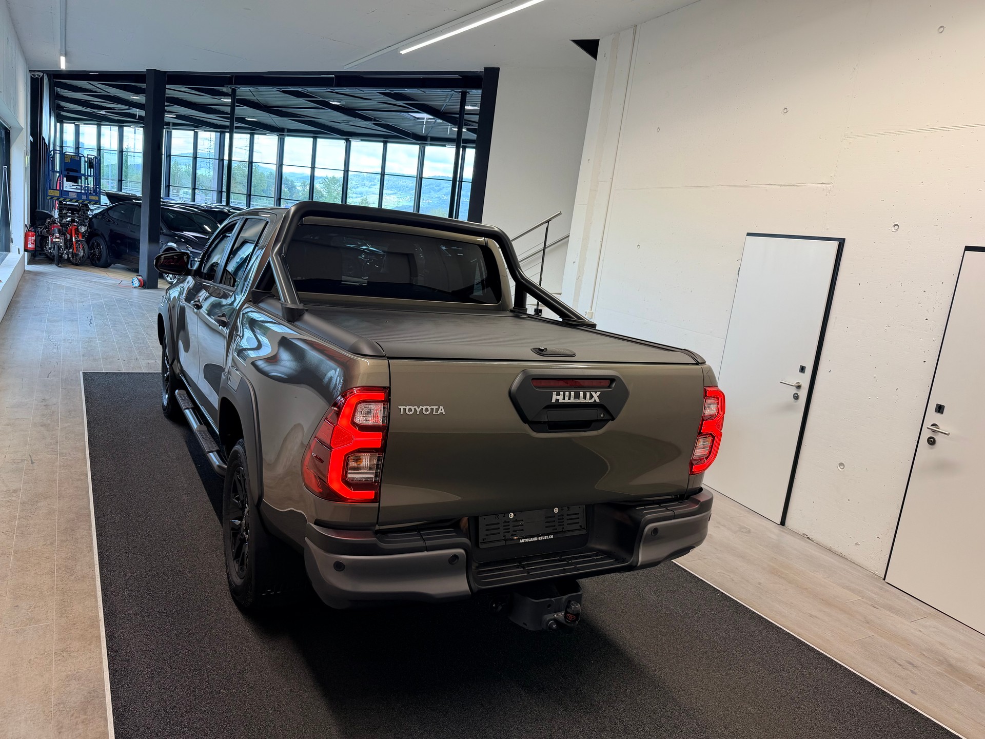 TOYOTA Hilux 2.8d MHEV Invincible Double Cab 4x4-image-8