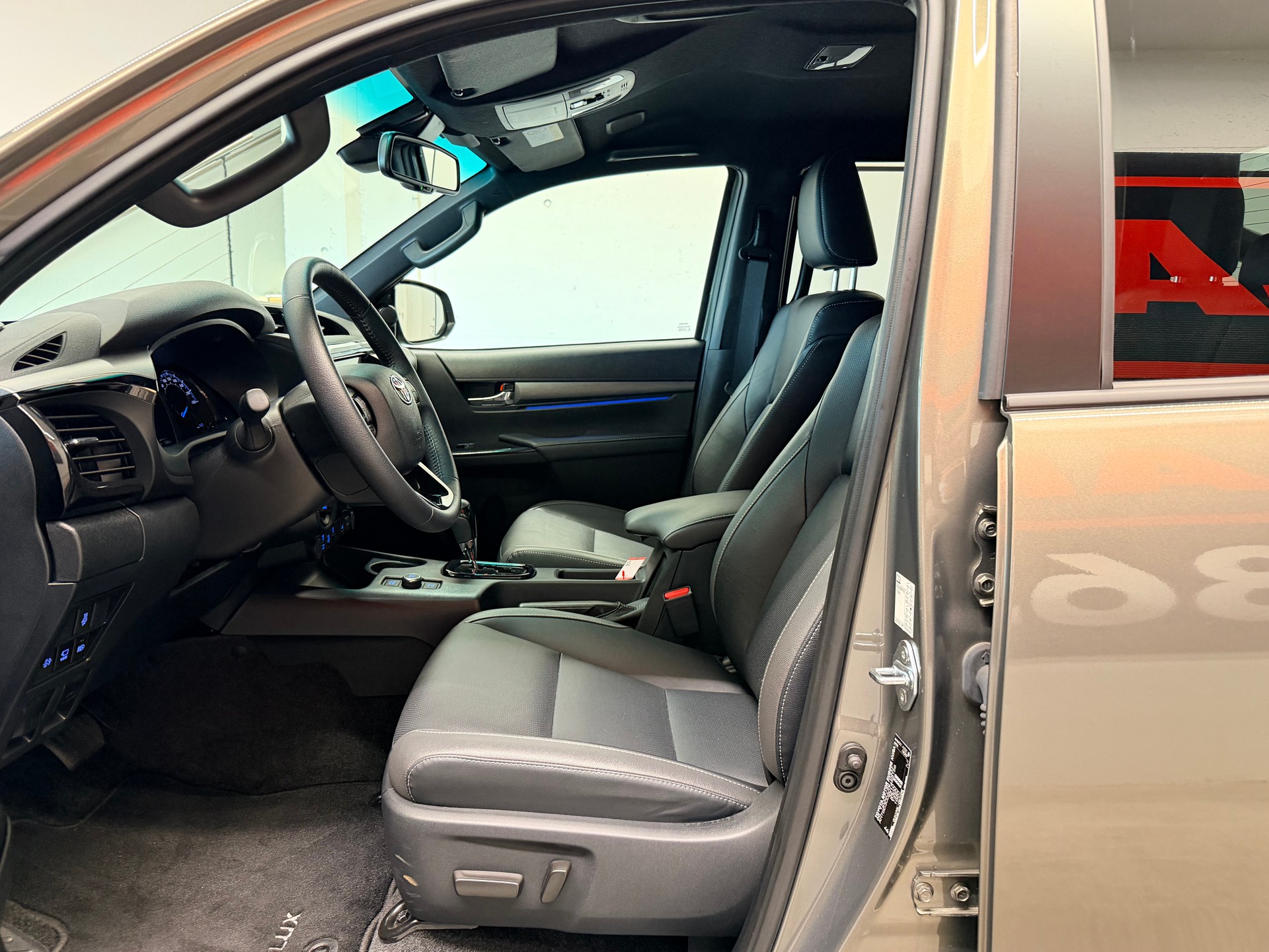 TOYOTA Hilux 2.8d MHEV Invincible Double Cab 4x4-image-13