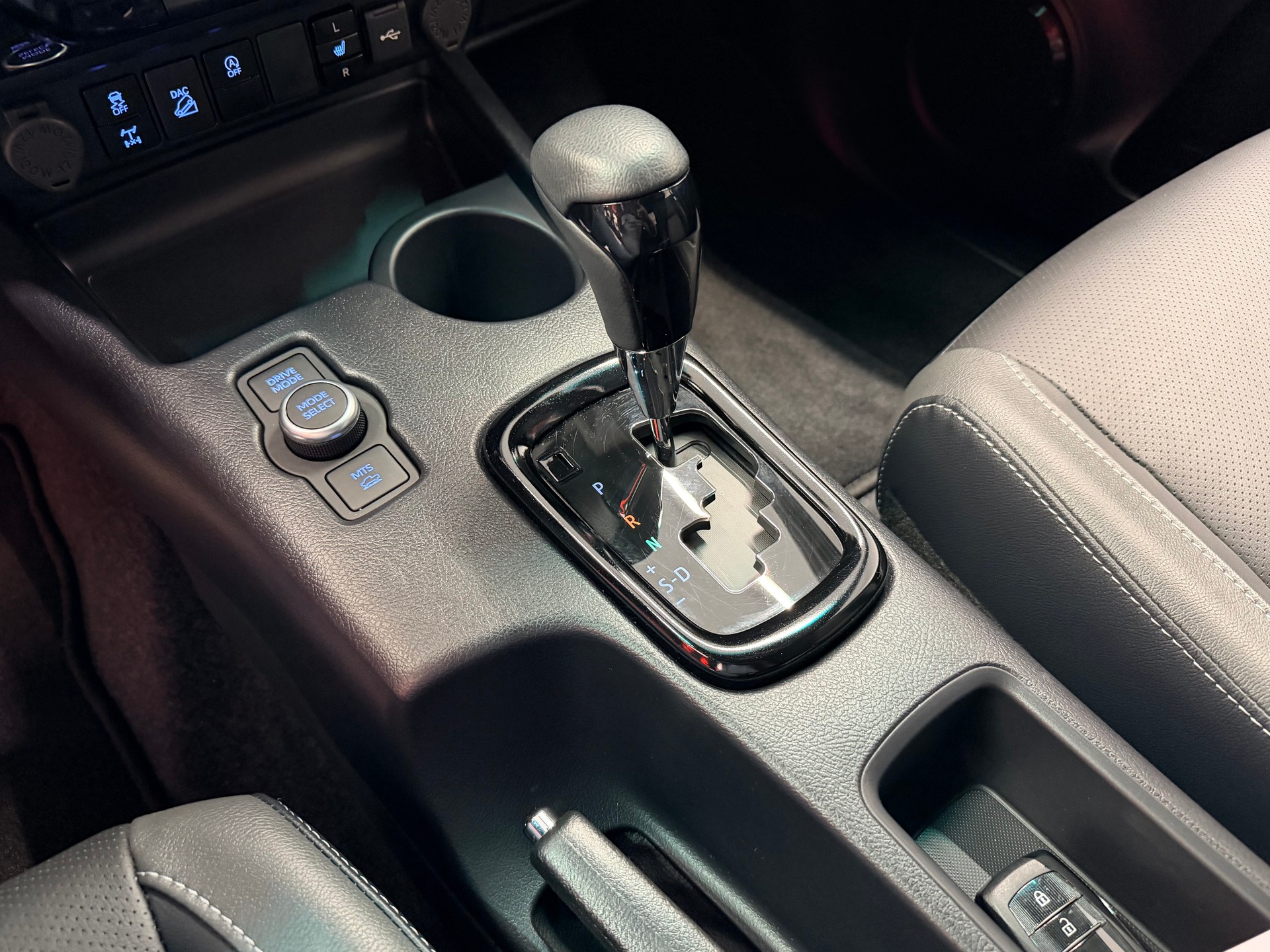 TOYOTA Hilux 2.8d MHEV Invincible Double Cab 4x4-image-20