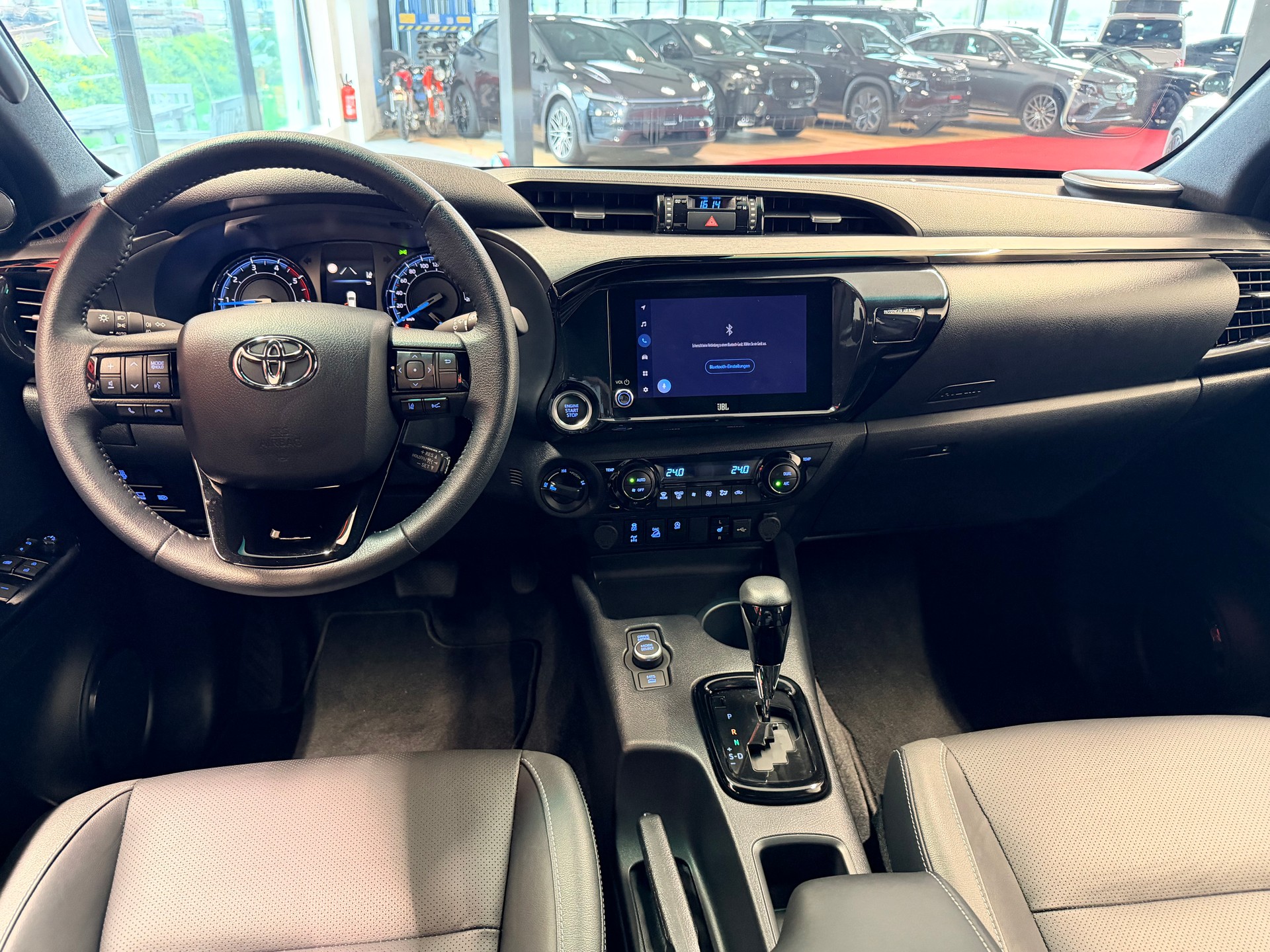 TOYOTA Hilux 2.8d MHEV Invincible Double Cab 4x4-image-16