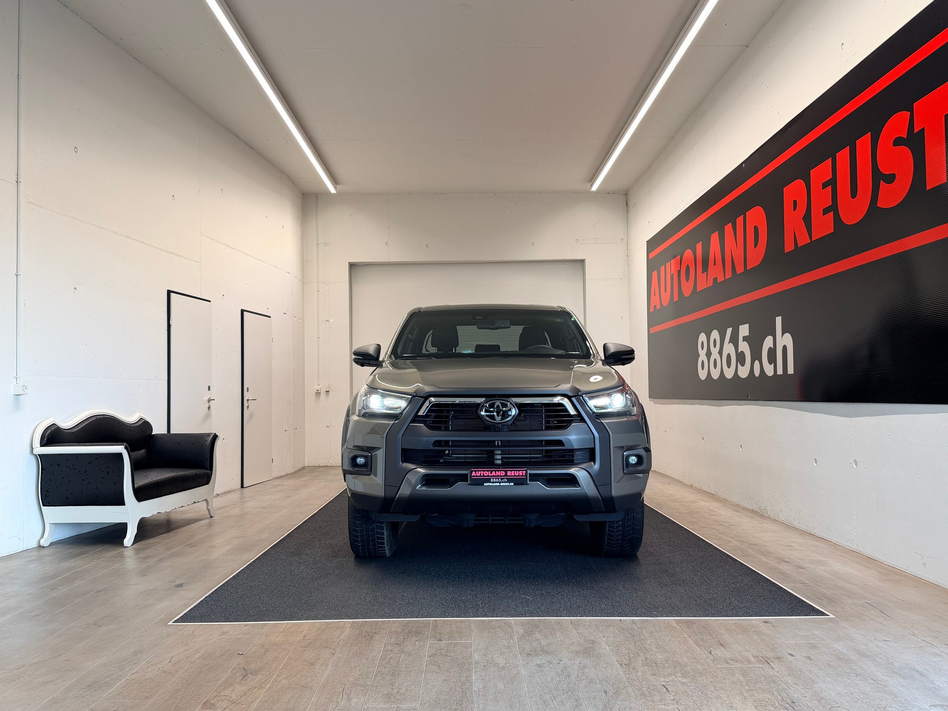 TOYOTA Hilux 2.8d MHEV Invincible Double Cab 4x4-image-1