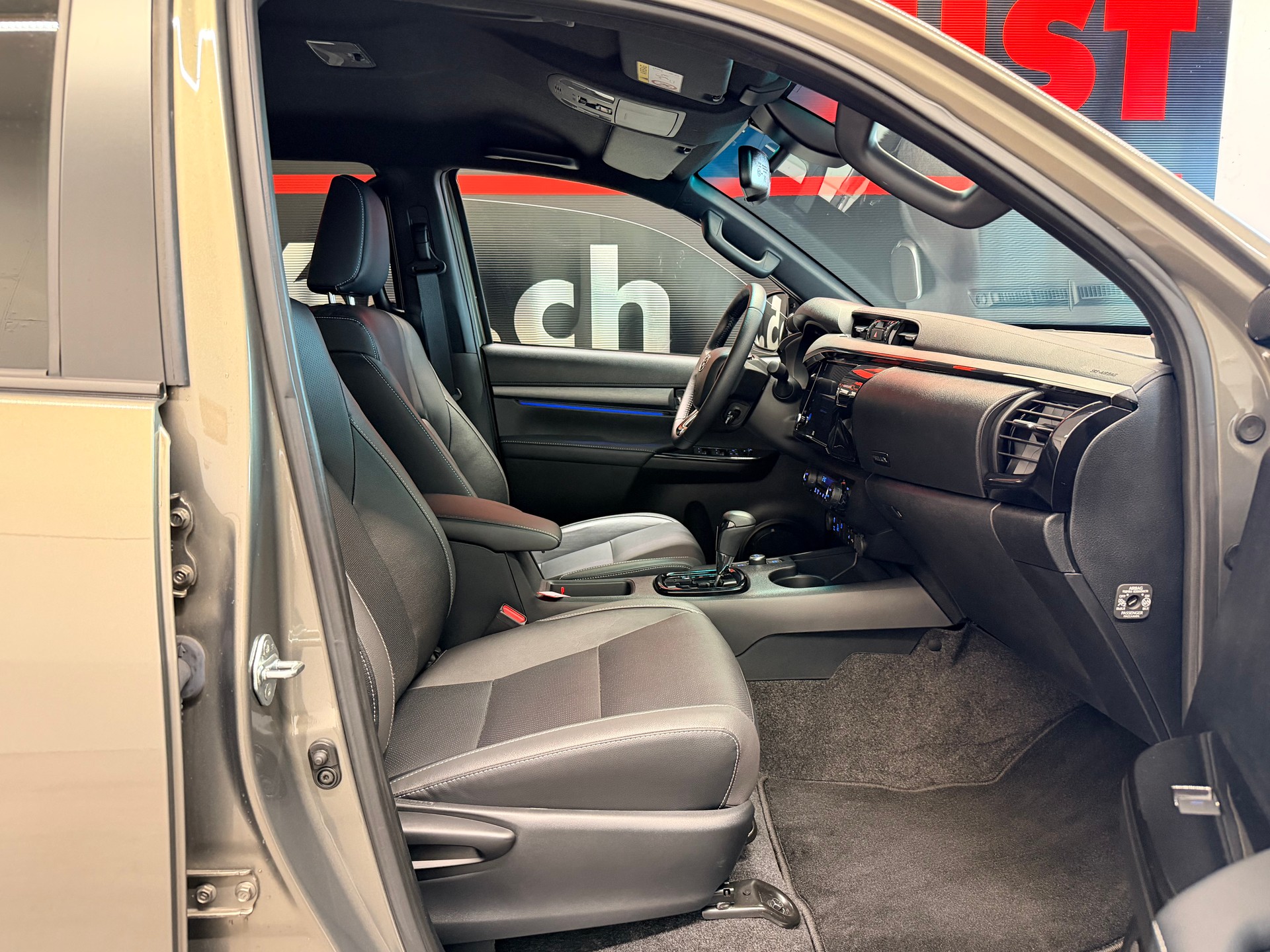 TOYOTA Hilux 2.8d MHEV Invincible Double Cab 4x4-image-19
