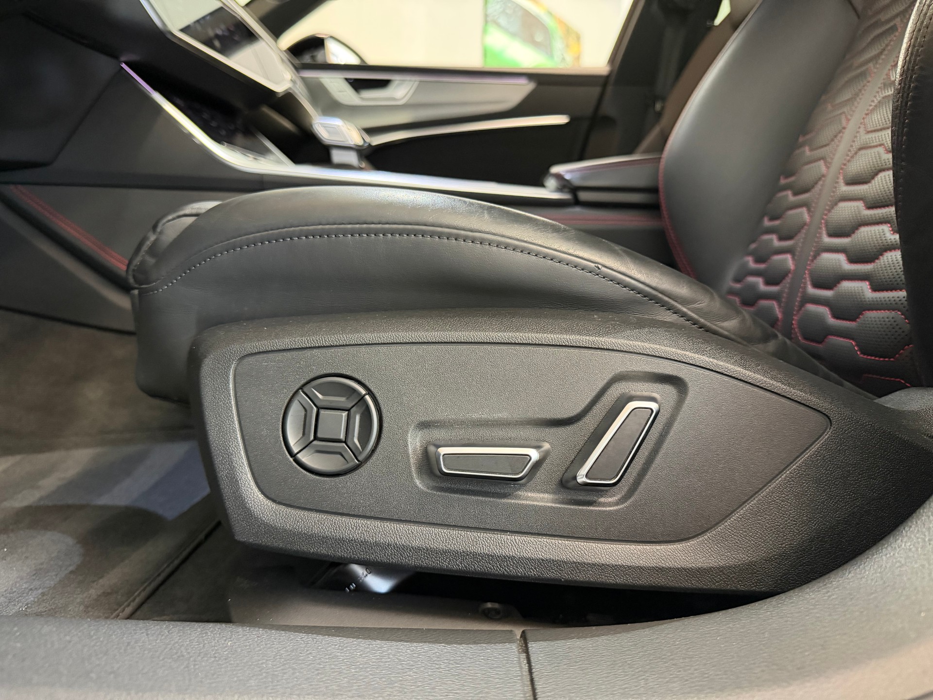 AUDI RS6 Avant 4.0 TFSI V8 quattro-image-16