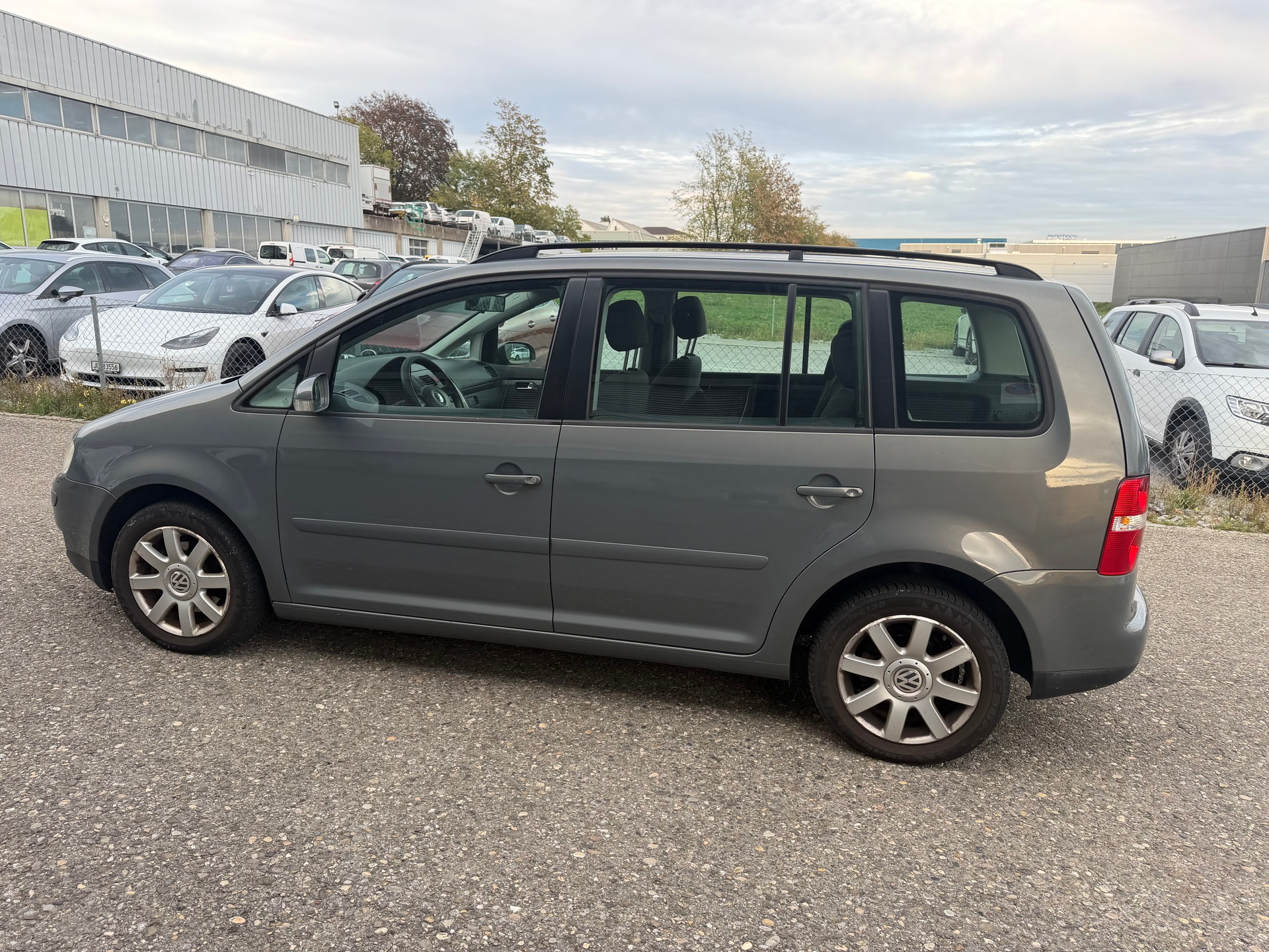 VW Touran 2.0 TDI Trendline ** Klima-auto ** Tempomat ** 10x Airbag ** B04 **-image-8