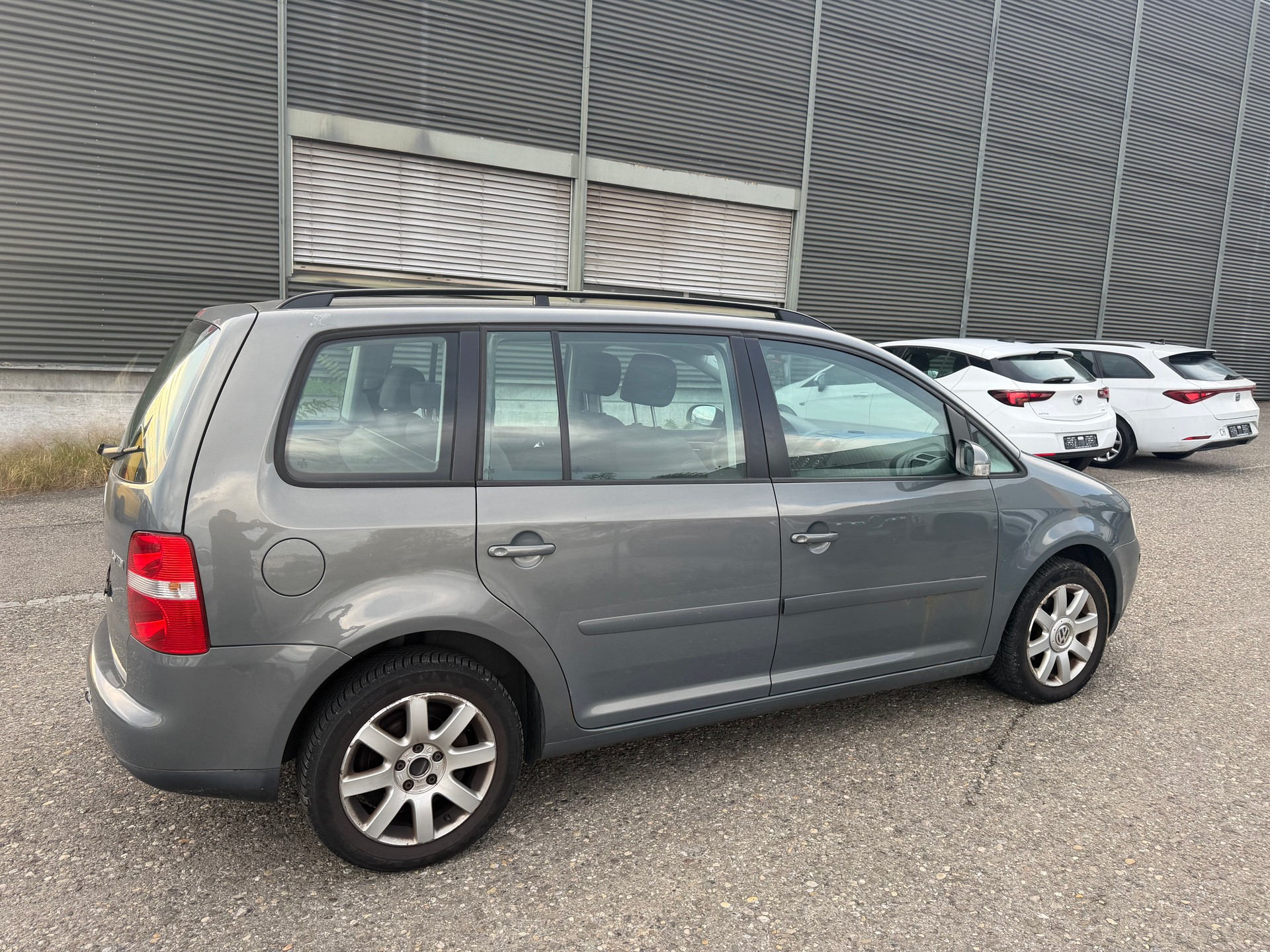 VW Touran 2.0 TDI Trendline ** Klima-auto ** Tempomat ** 10x Airbag ** B04 **-image-7