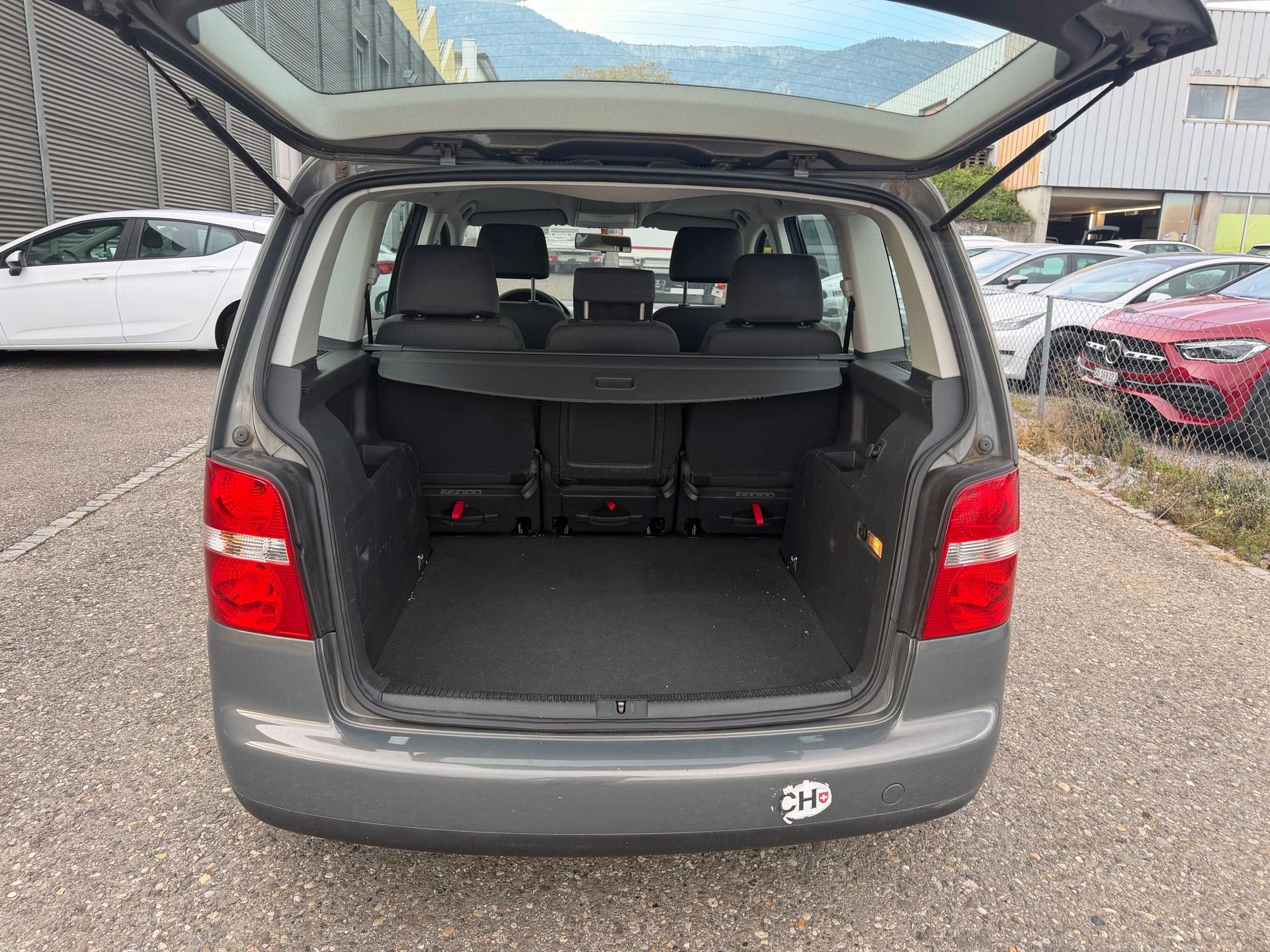 VW Touran 2.0 TDI Trendline ** Klima-auto ** Tempomat ** 10x Airbag ** B04 **-image-11