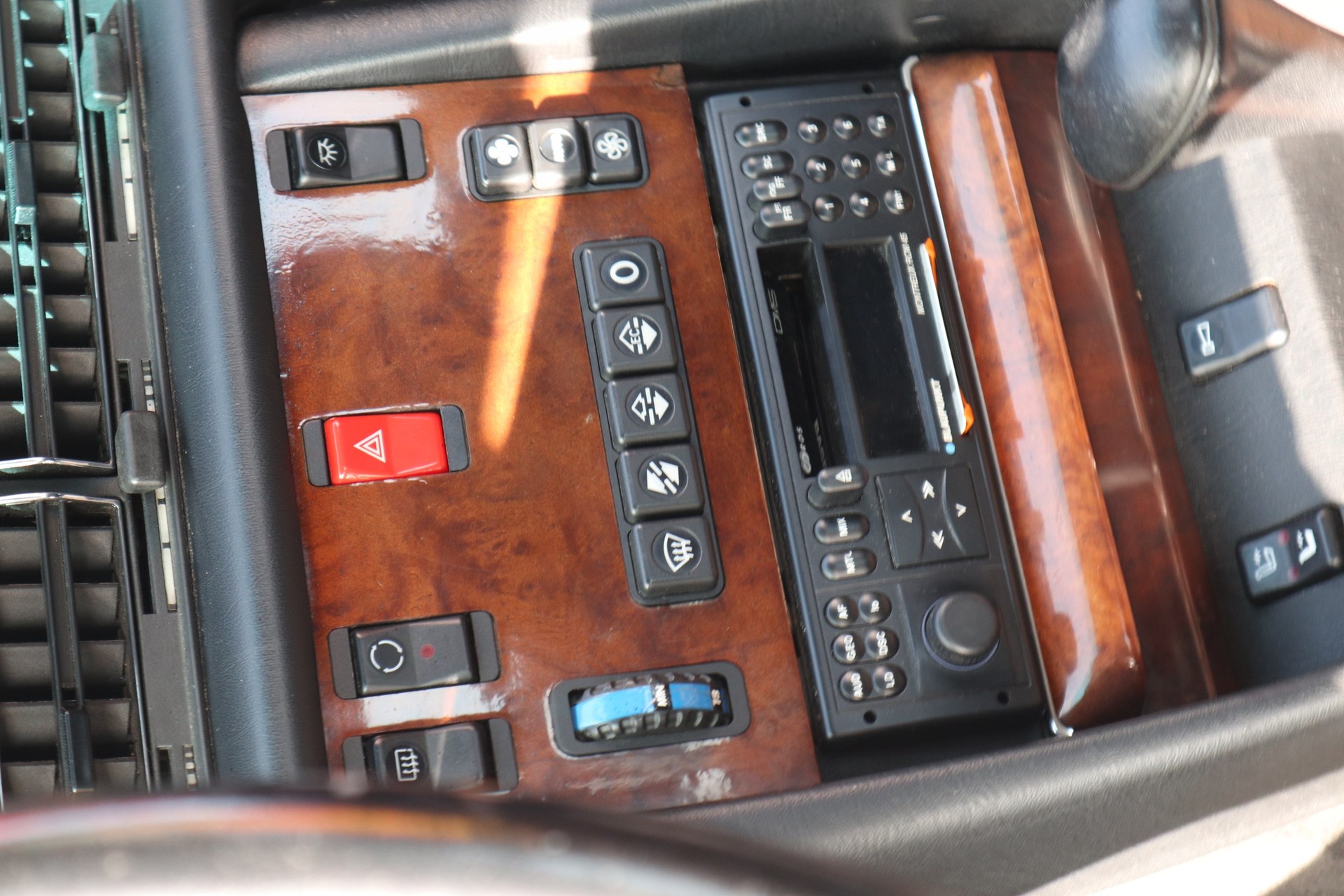 MERCEDES-BENZ 560 SEC Automatic-image-8