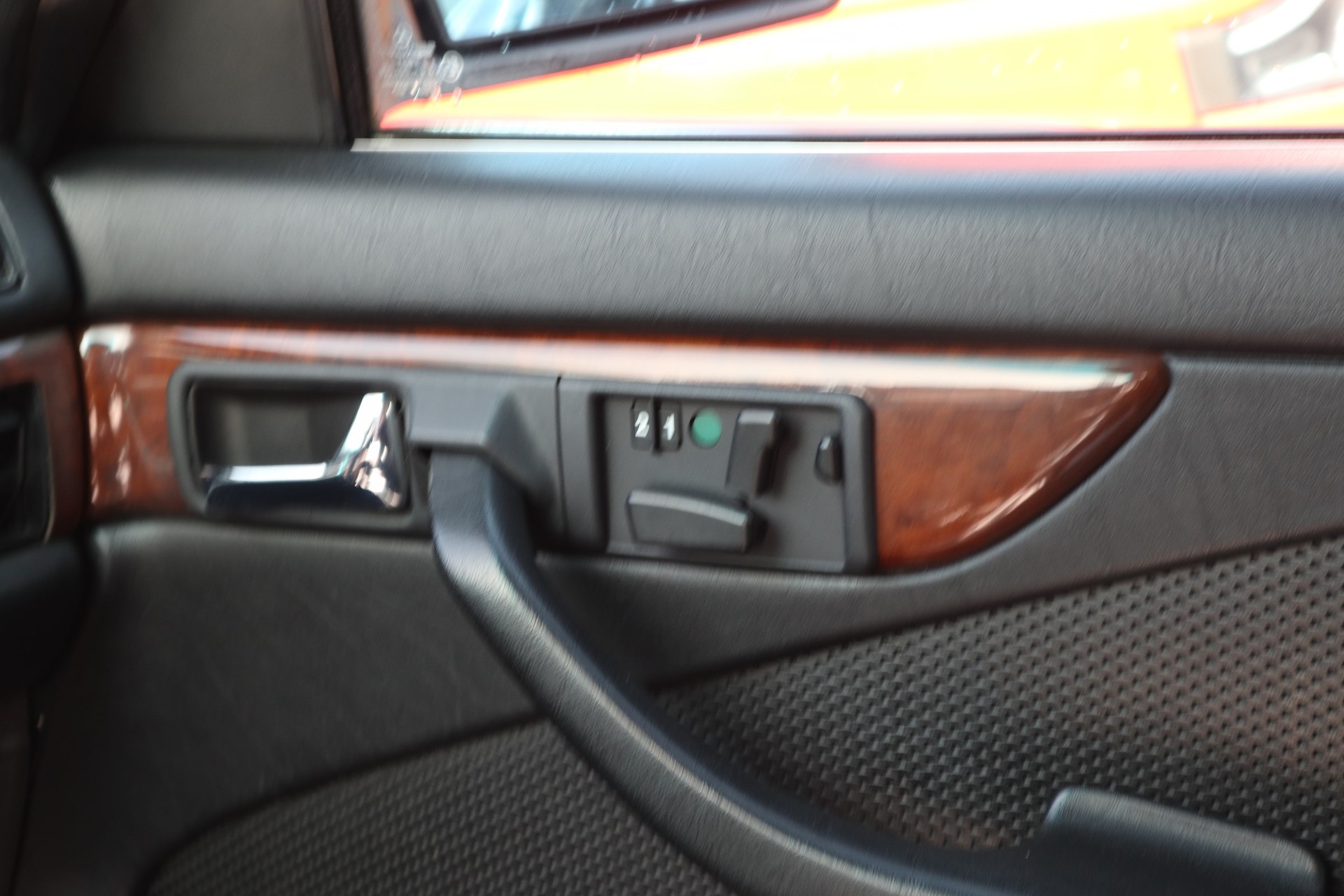 MERCEDES-BENZ 560 SEC Automatic-image-9