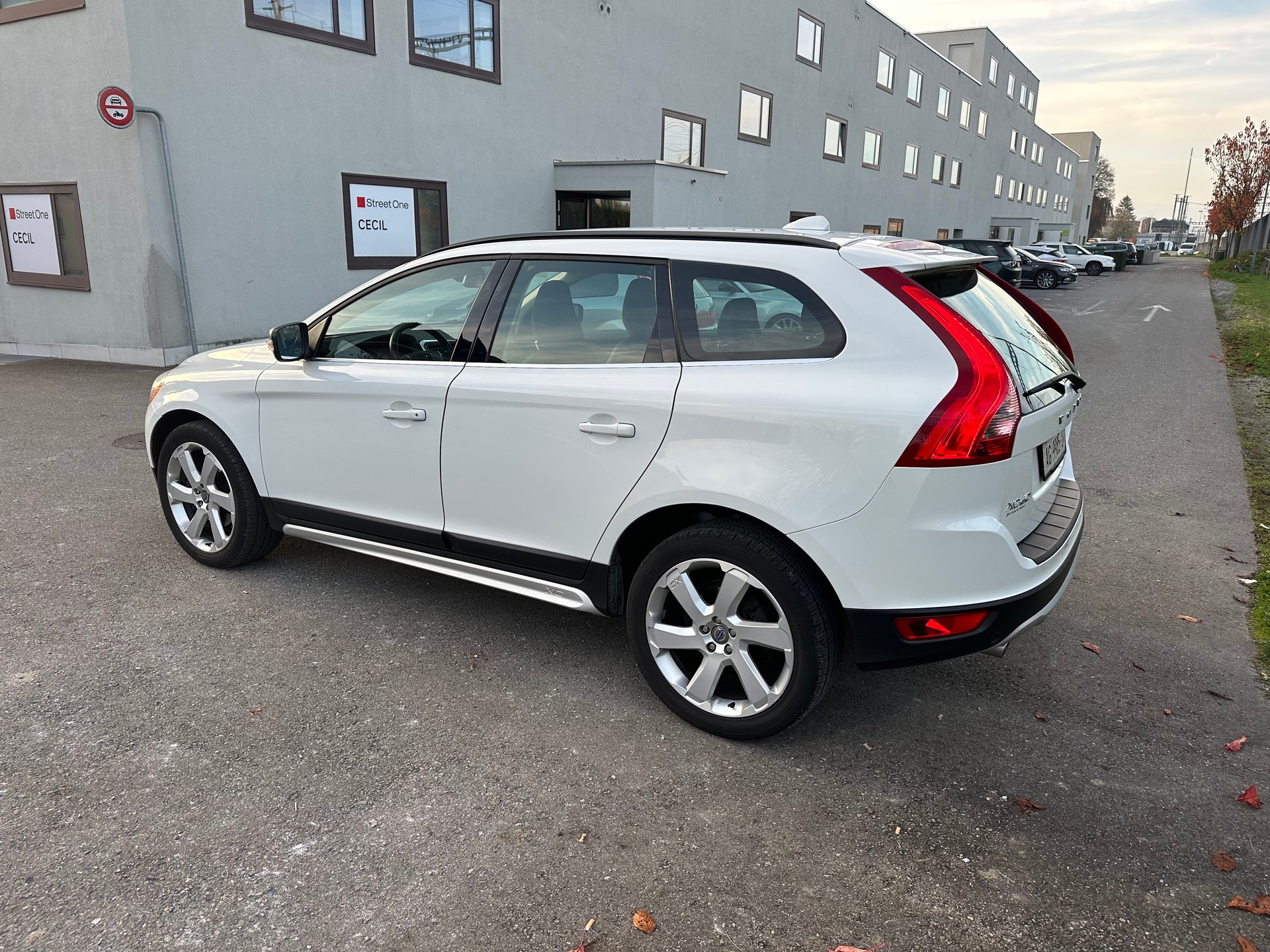 VOLVO XC60 D4 AWD Husky Edition Geartronic-image-2