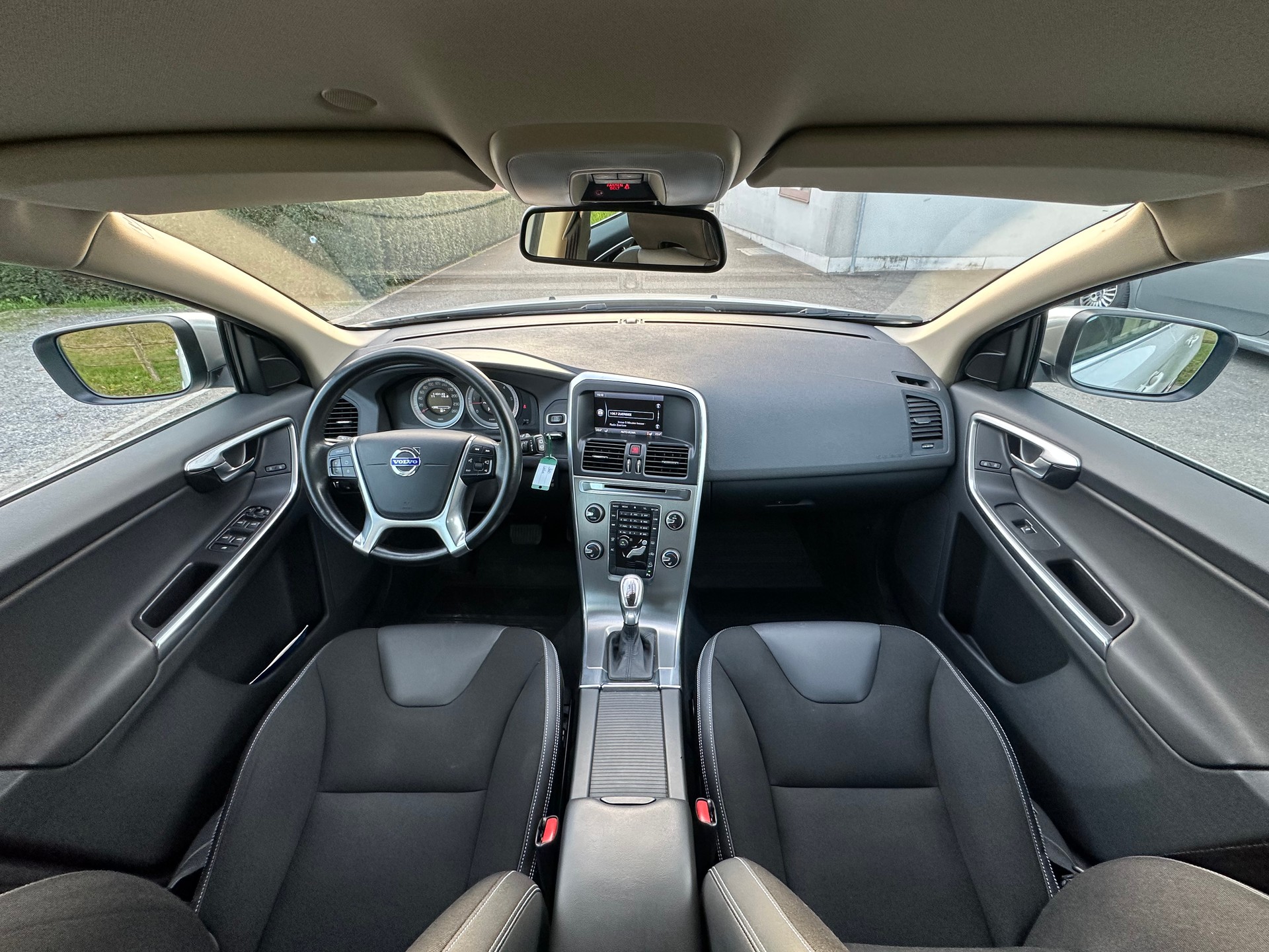 VOLVO XC60 D4 AWD Husky Edition Geartronic-image-8