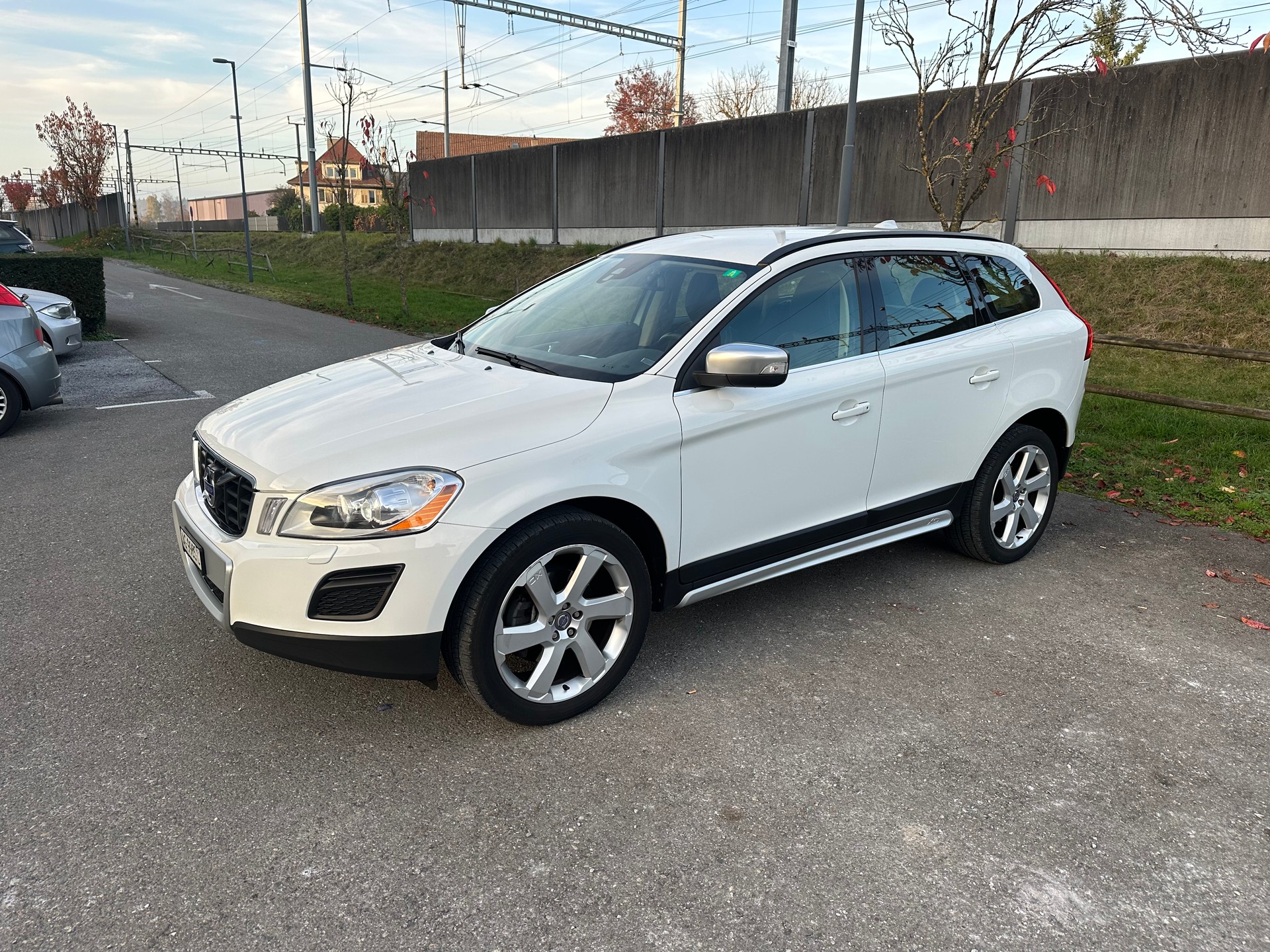 VOLVO XC60 D4 AWD Husky Edition Geartronic-image-1