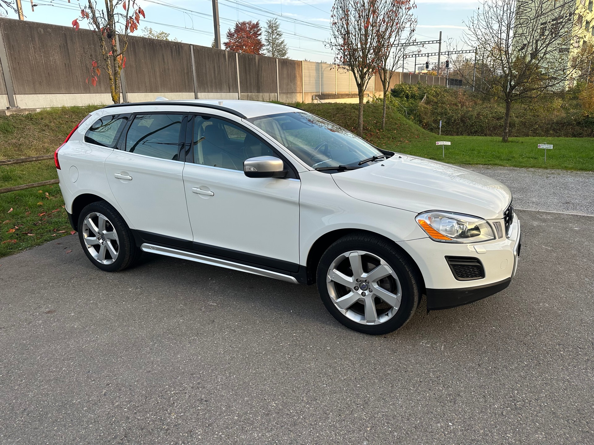VOLVO XC60 D4 AWD Husky Edition Geartronic-image-5