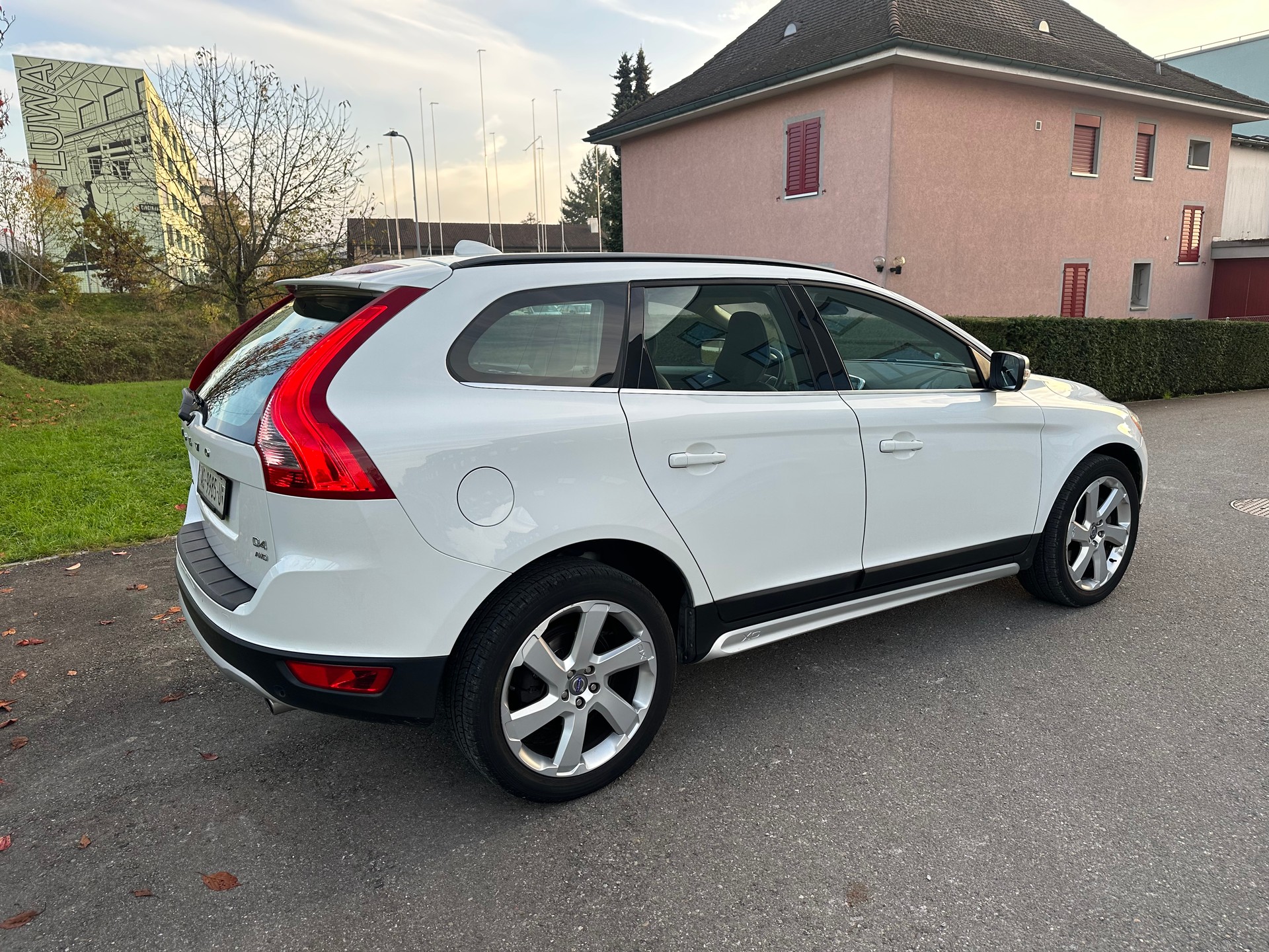 VOLVO XC60 D4 AWD Husky Edition Geartronic-image-4