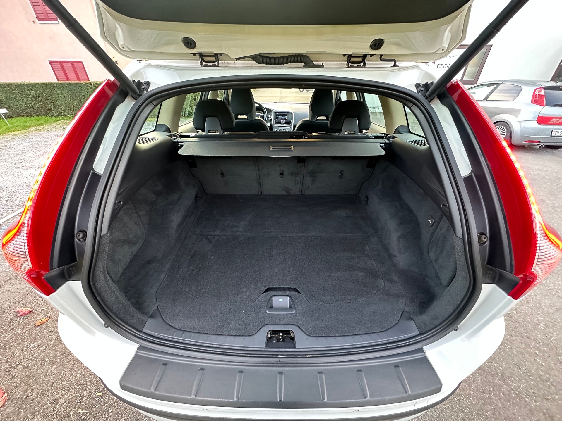 VOLVO XC60 D4 AWD Husky Edition Geartronic-image-9