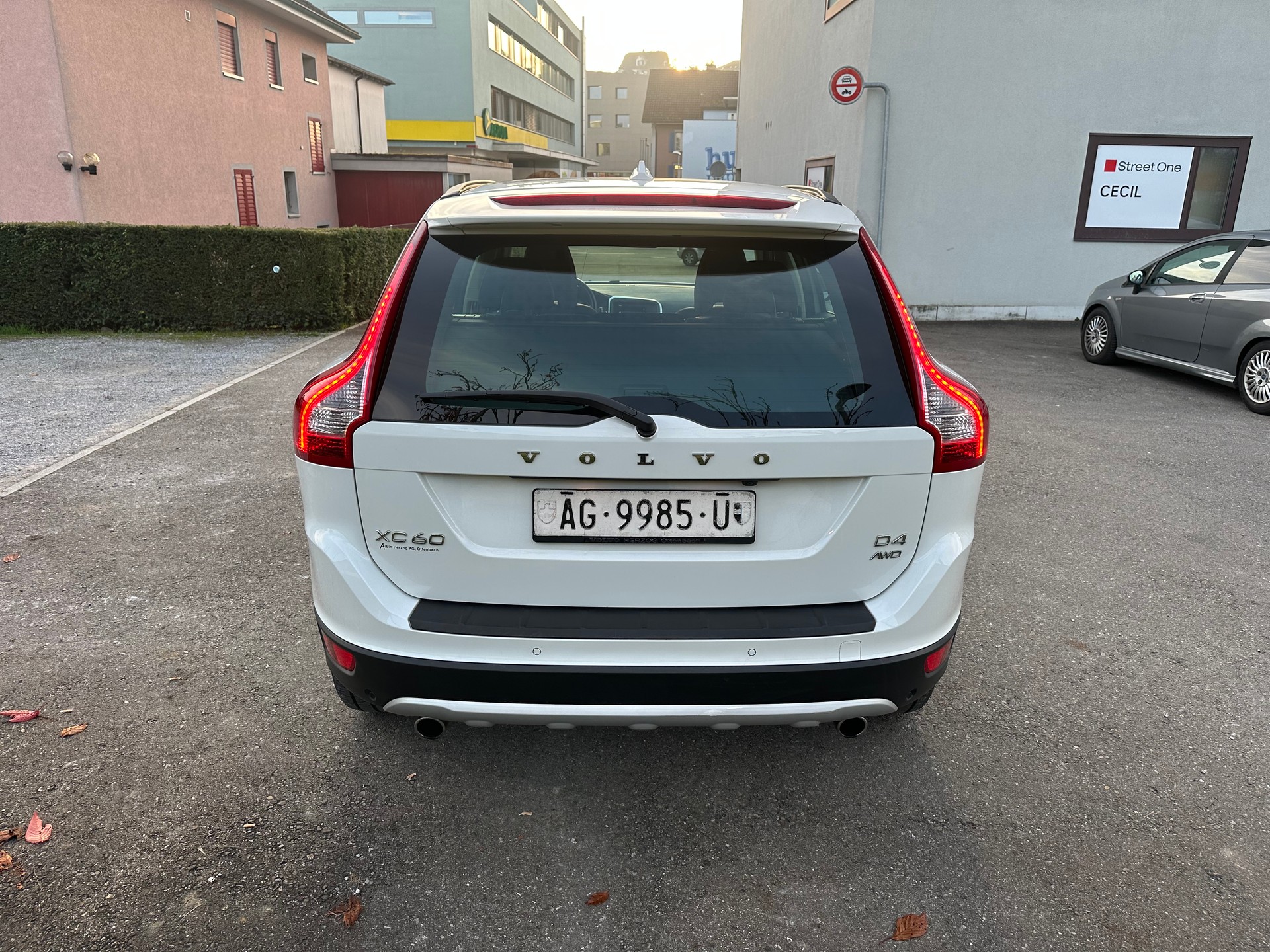 VOLVO XC60 D4 AWD Husky Edition Geartronic-image-3
