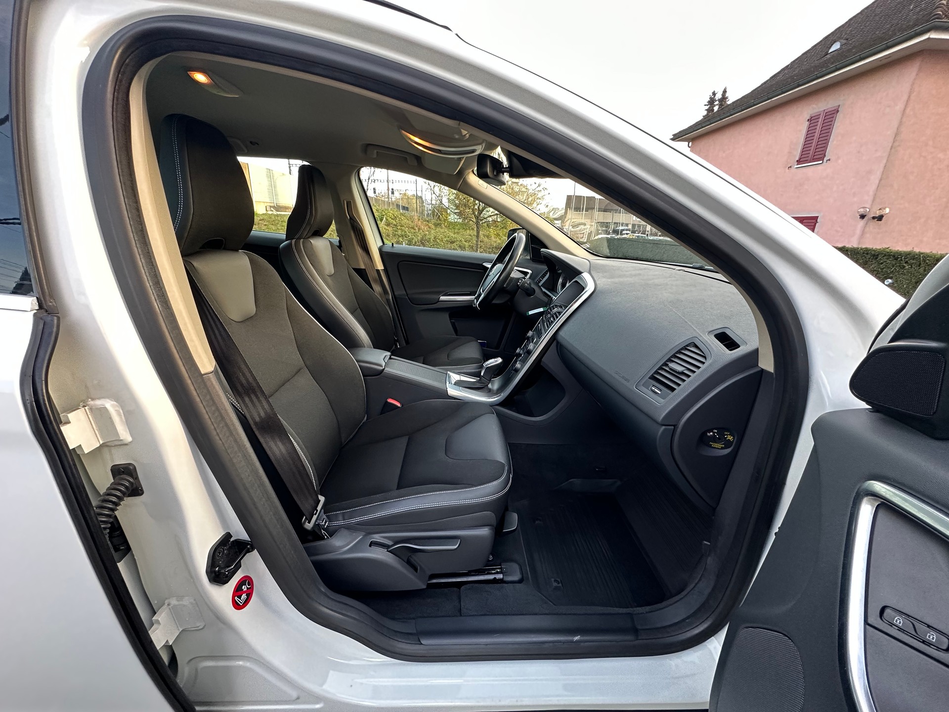 VOLVO XC60 D4 AWD Husky Edition Geartronic-image-6
