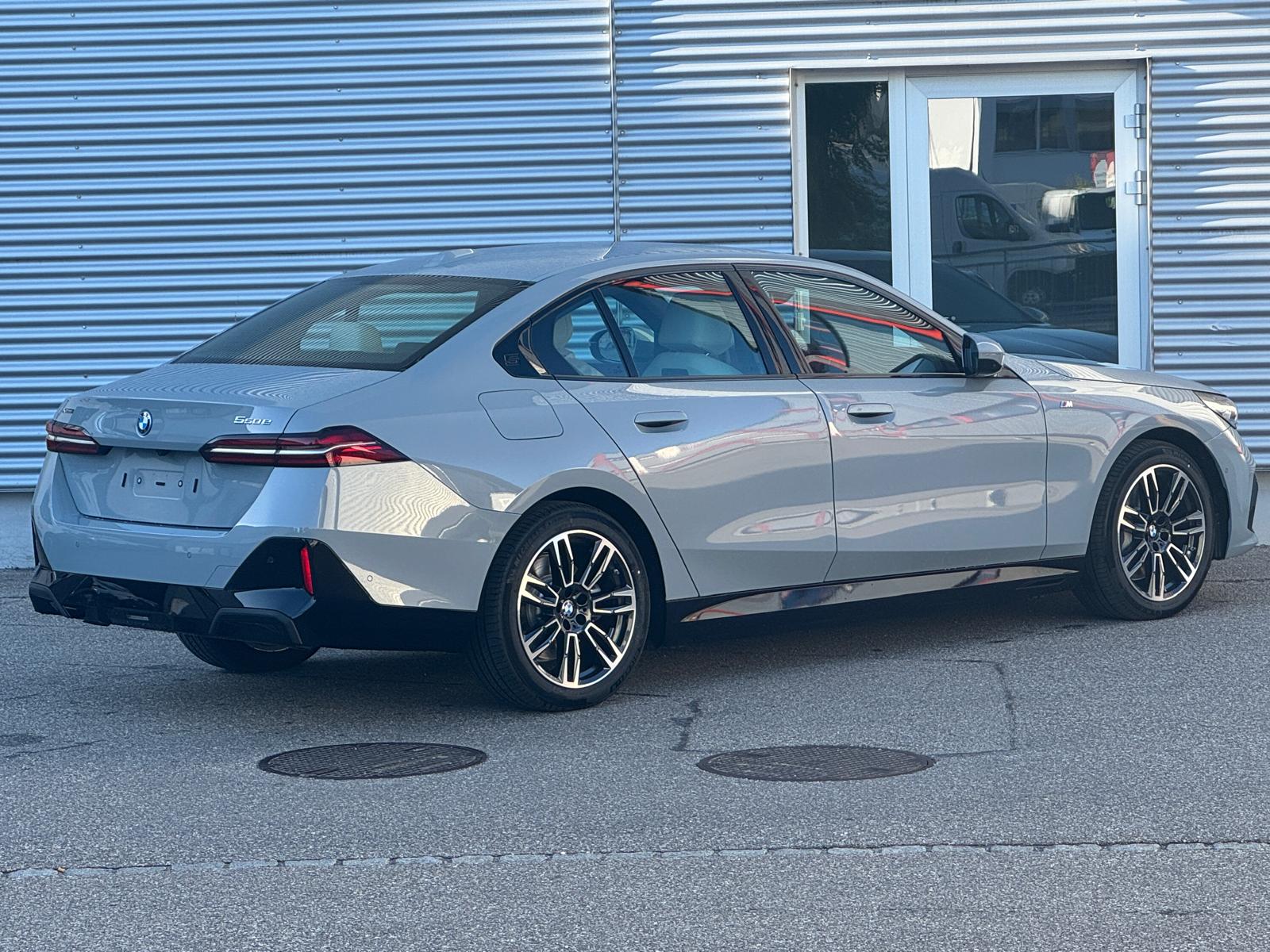 BMW 550e xDrive M Sport Steptronic-image-4