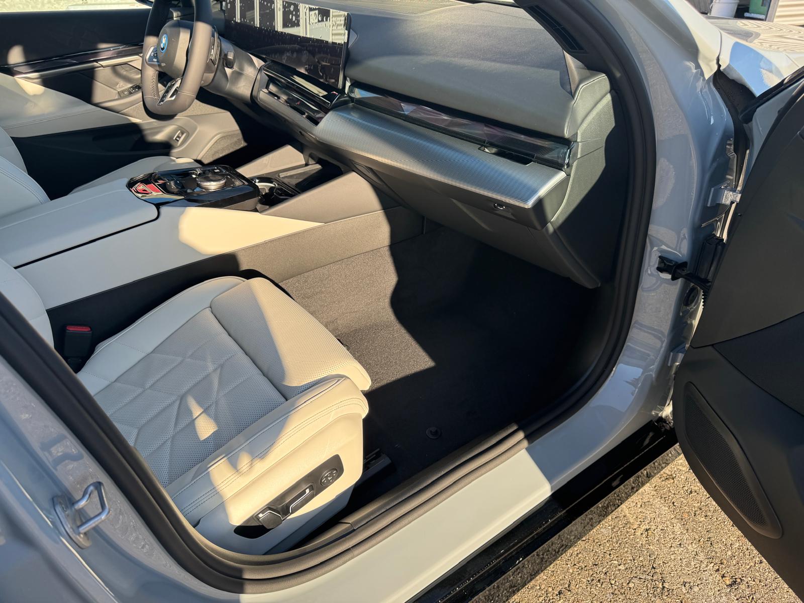 BMW 550e xDrive M Sport Steptronic-image-2
