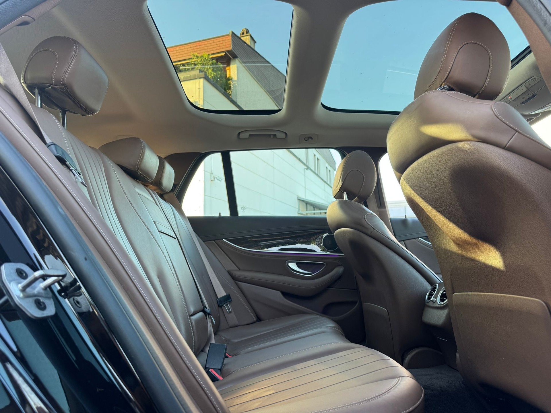 MERCEDES-BENZ E 350 d AMG Line 9G-Tronic-image-11