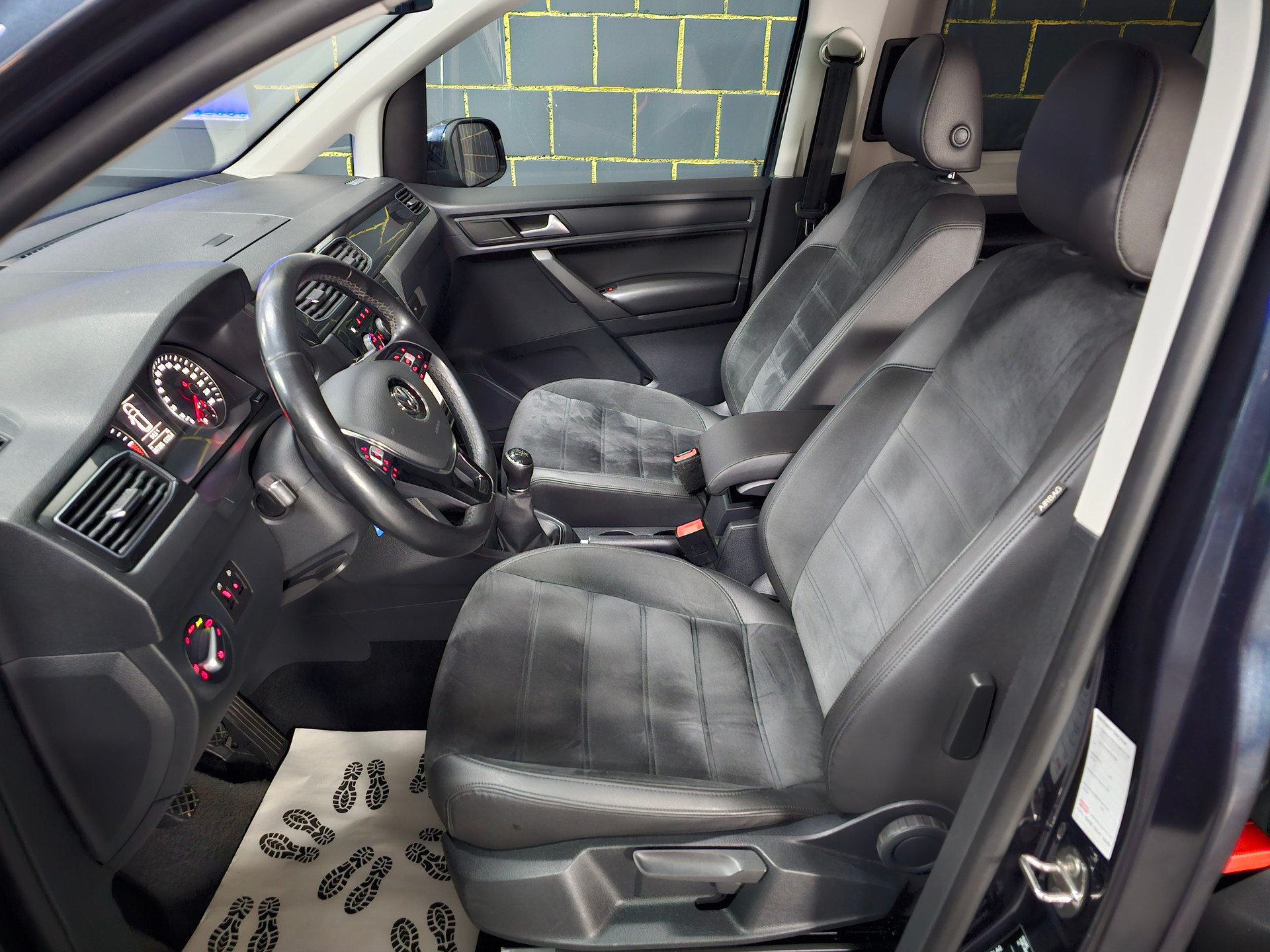 VW Caddy 2.0 TDI Highline 4Motion-image-11