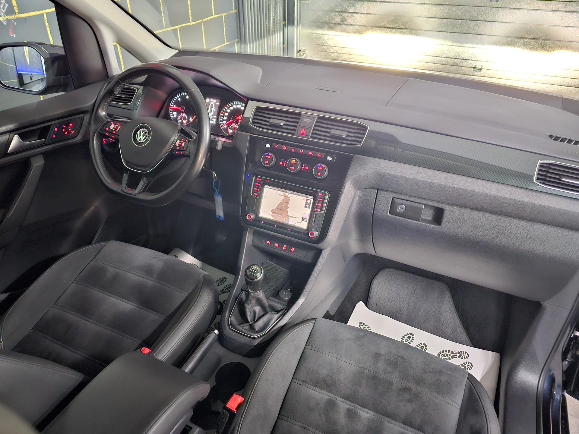VW Caddy 2.0 TDI Highline 4Motion-image-8
