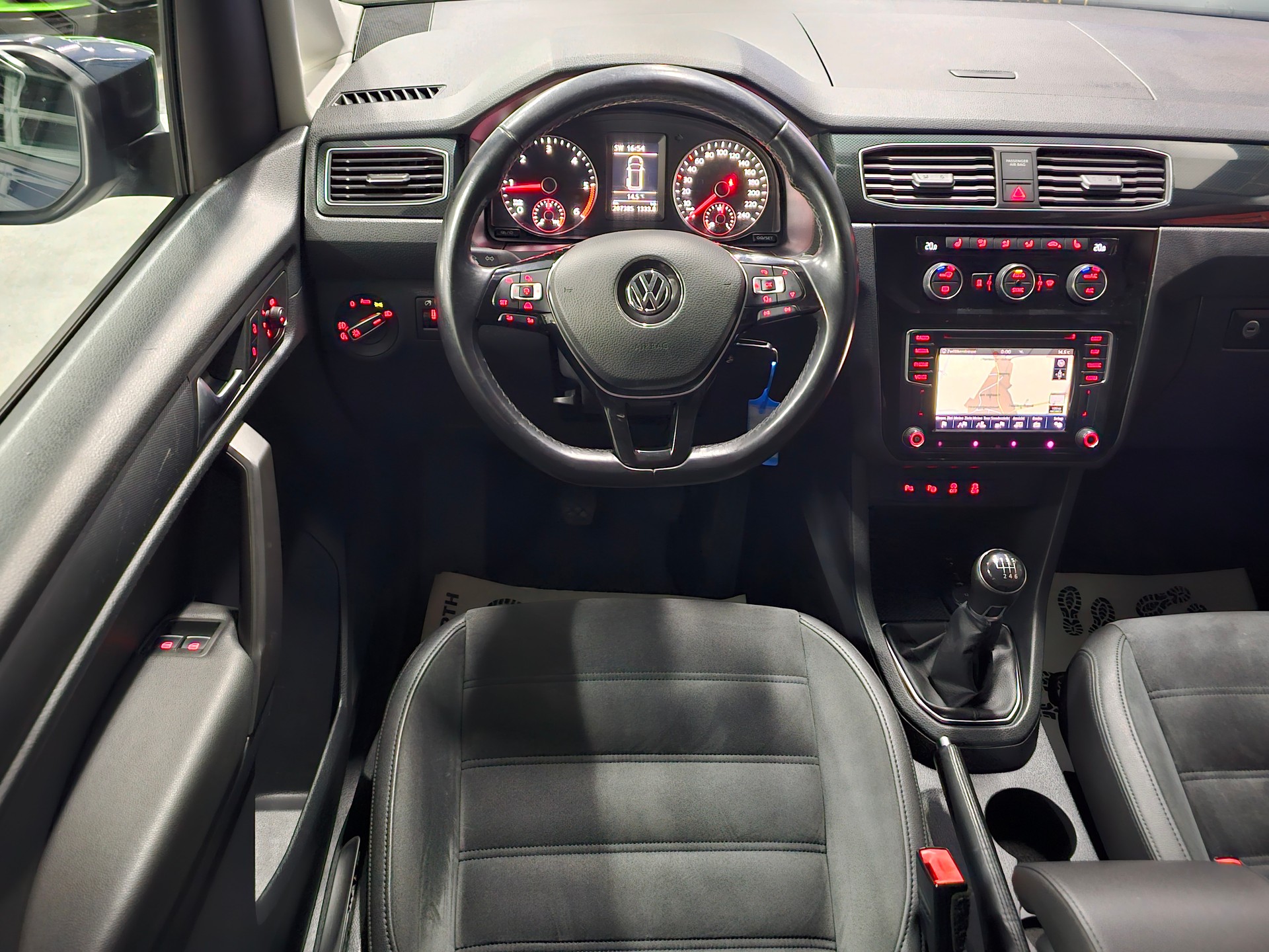 VW Caddy 2.0 TDI Highline 4Motion-image-12