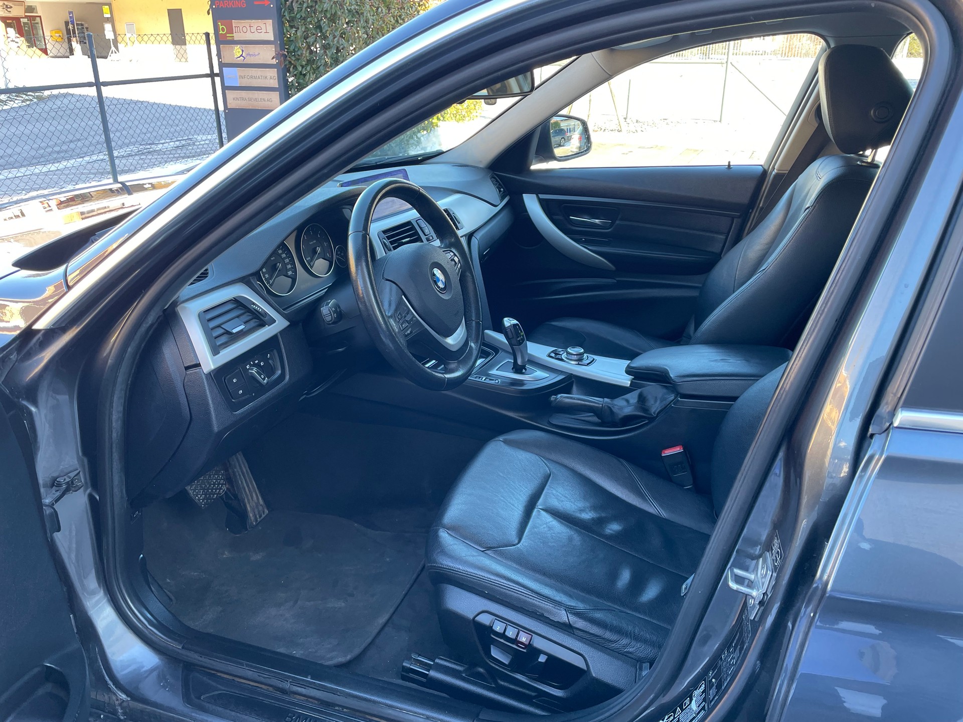 BMW 320d xDrive Touring Sport Line Steptronic-image-13
