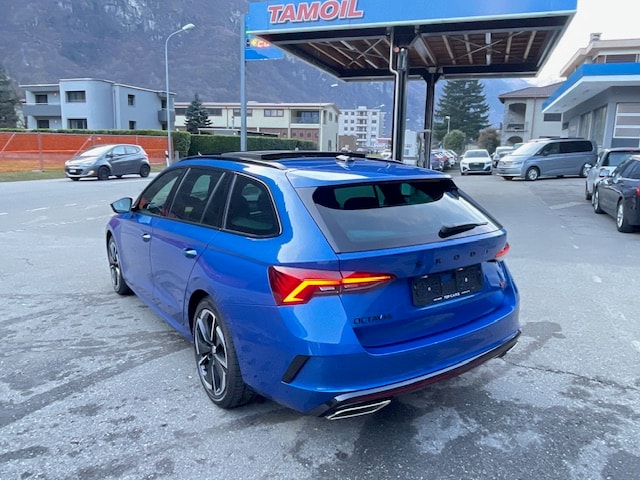 SKODA Octavia Combi 2.0 TSI DSG RS-image-6