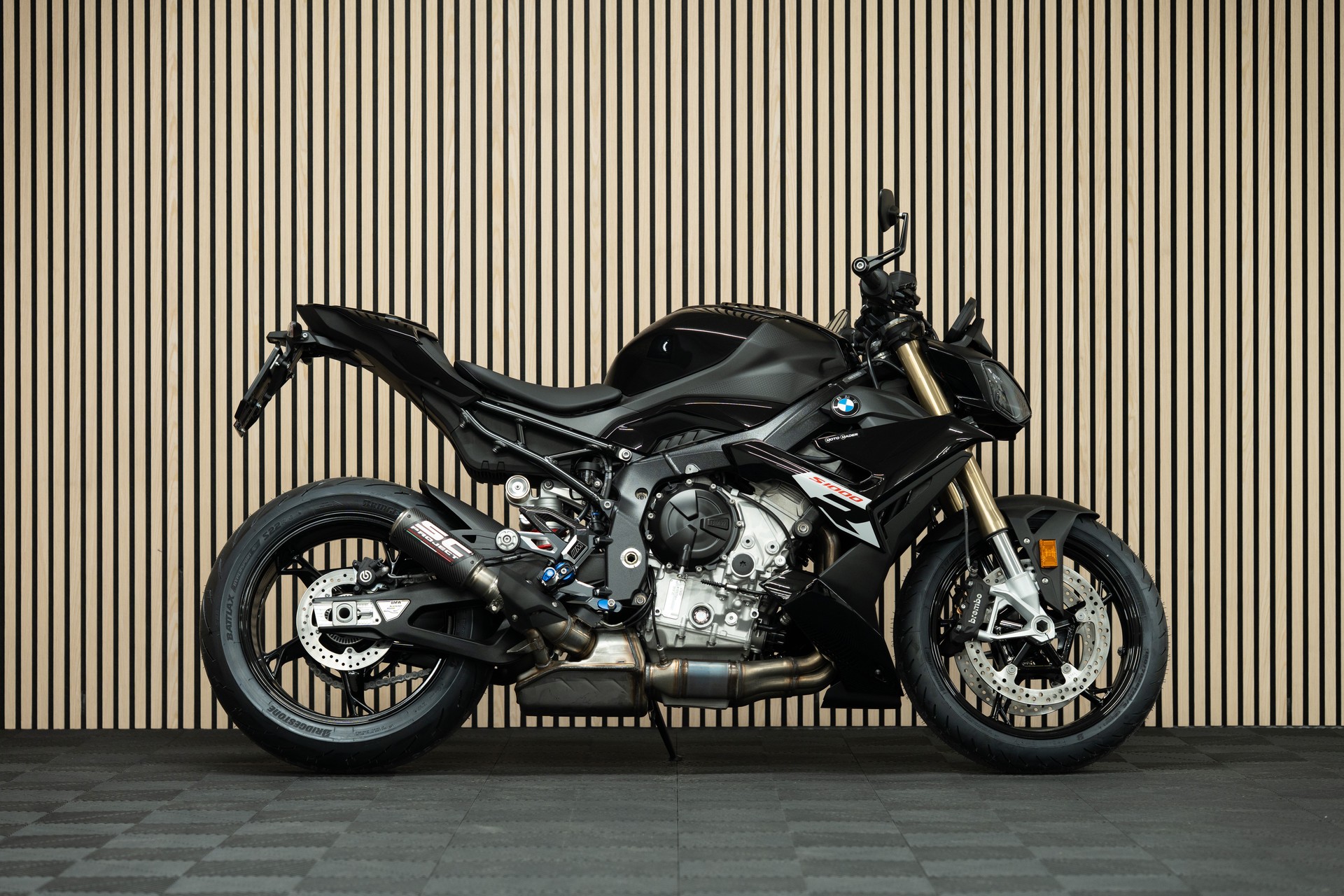 BMW S 1000 R mit M Frästeilen und SC Project Endschalldämpfer
