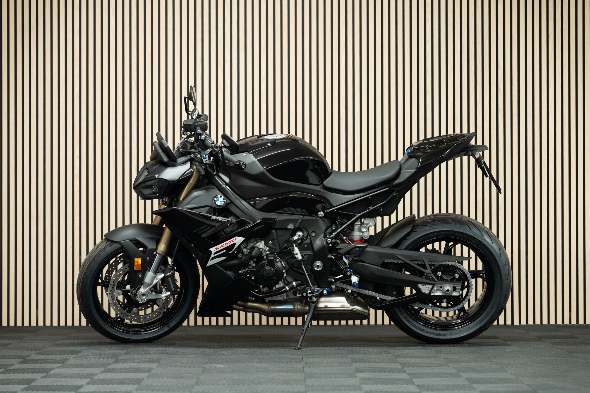 BMW S 1000 R mit M Frästeilen und SC Project Endschalldämpfer-showroom-element-1