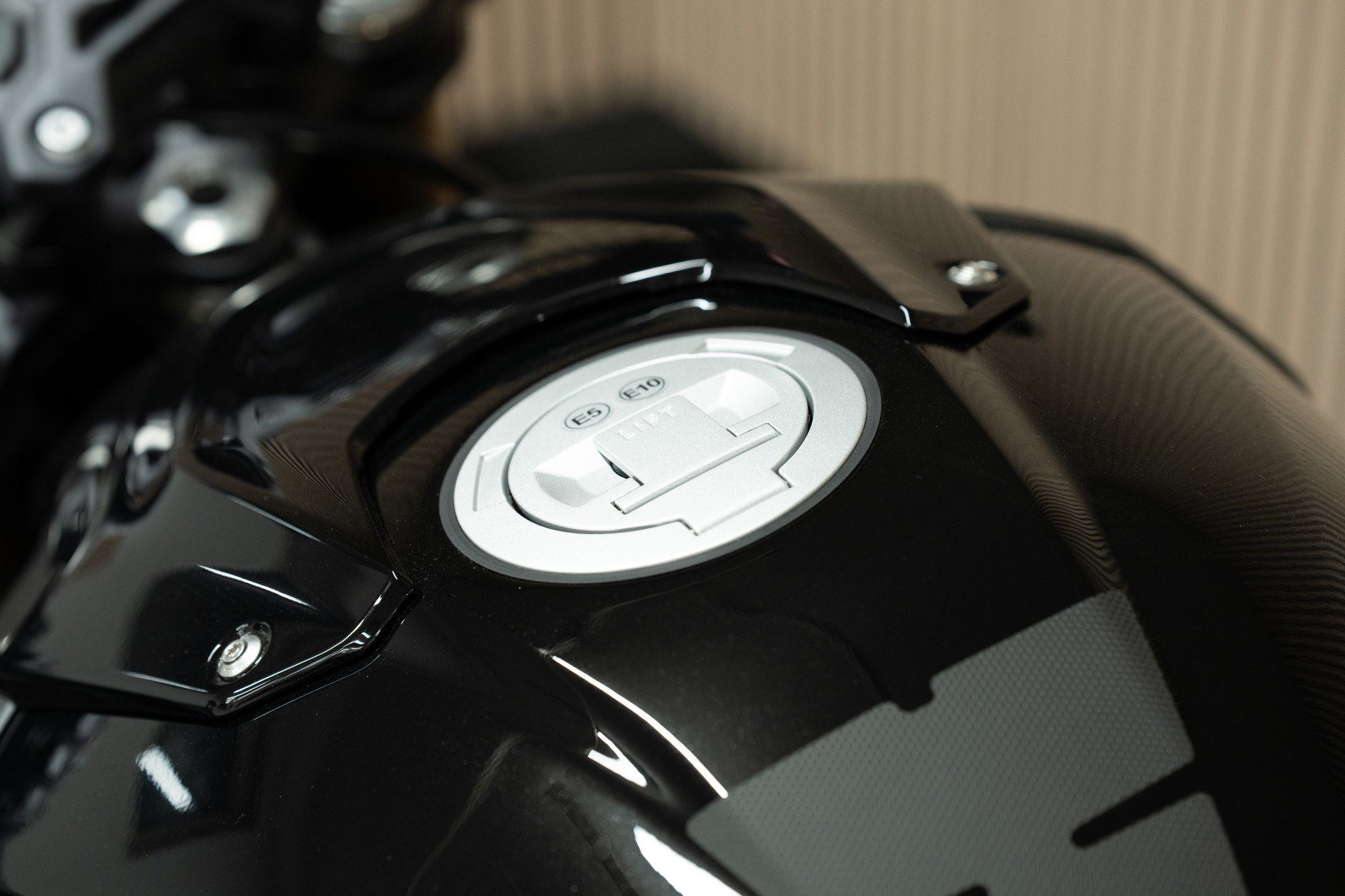 BMW S 1000 R mit M Frästeilen und SC Project Endschalldämpfer-showroom-element-3