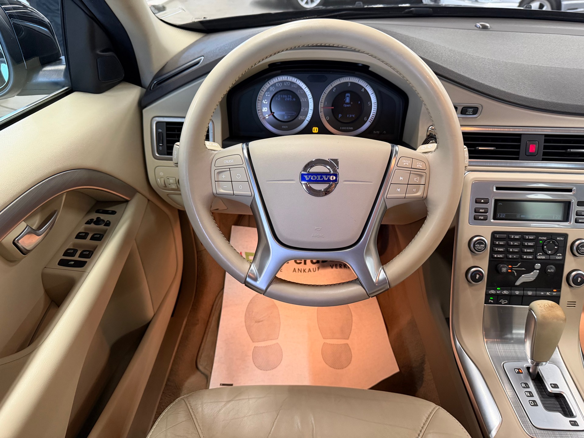 VOLVO XC70 2.4D AWD Momentum Geartronic-image-13