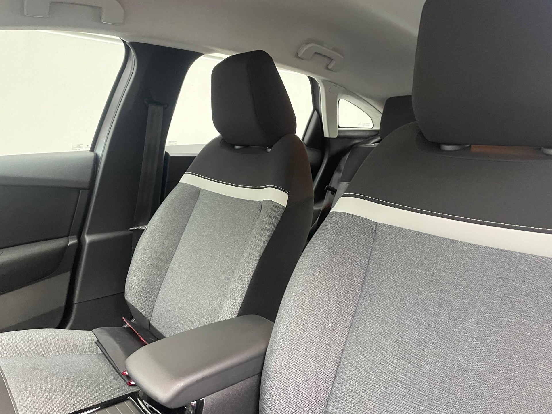 CITROEN C4 1.2 PureTech Swiss Edition-image-13