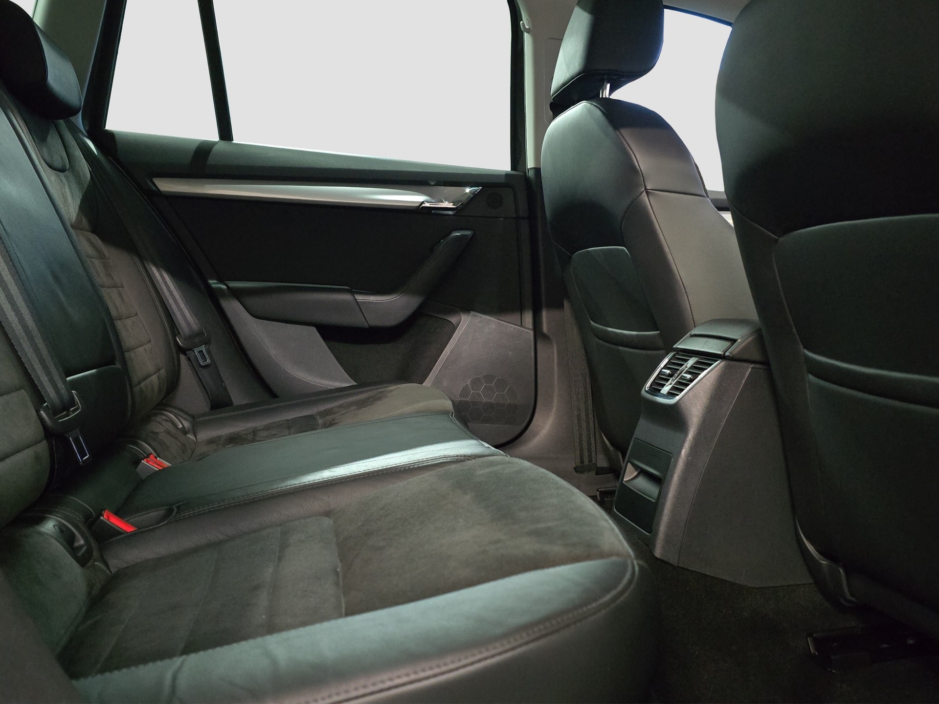 SKODA Octavia Combi 1.8 TSI Elegance 4x4 DSG-image-14