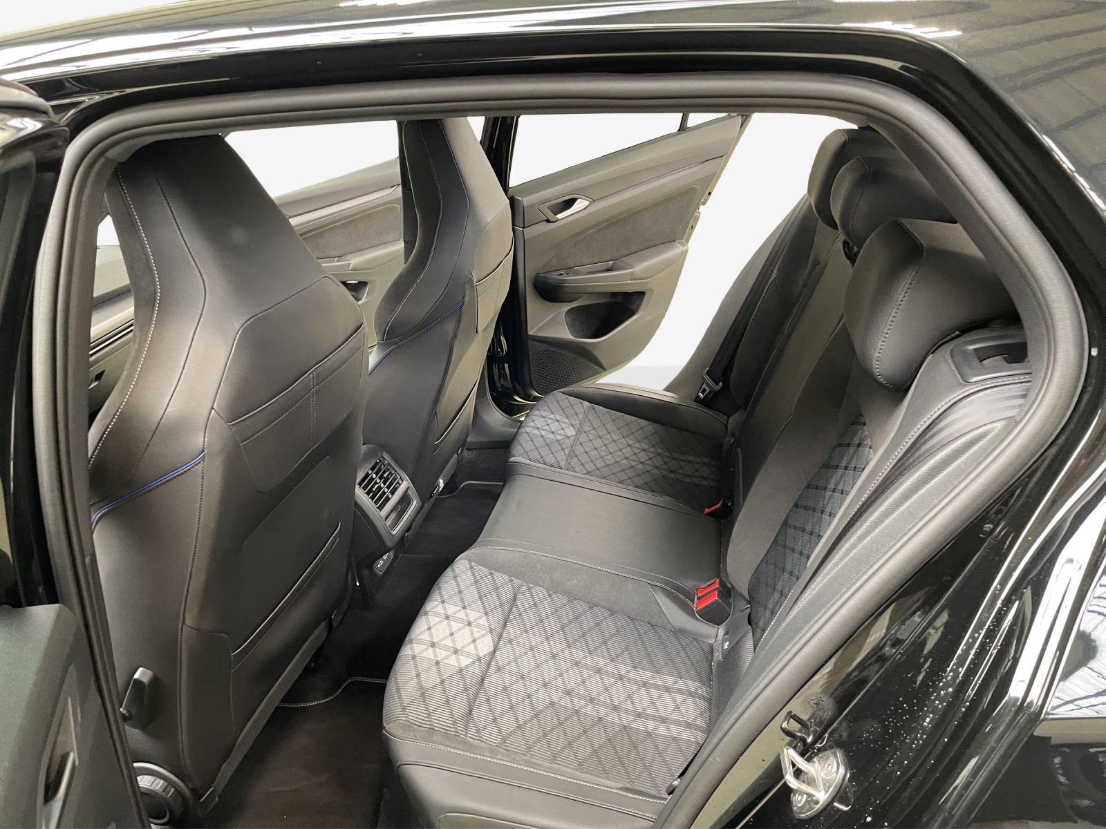 VW Golf 1.5 e TSI mHEV R-Line DSG-image-11