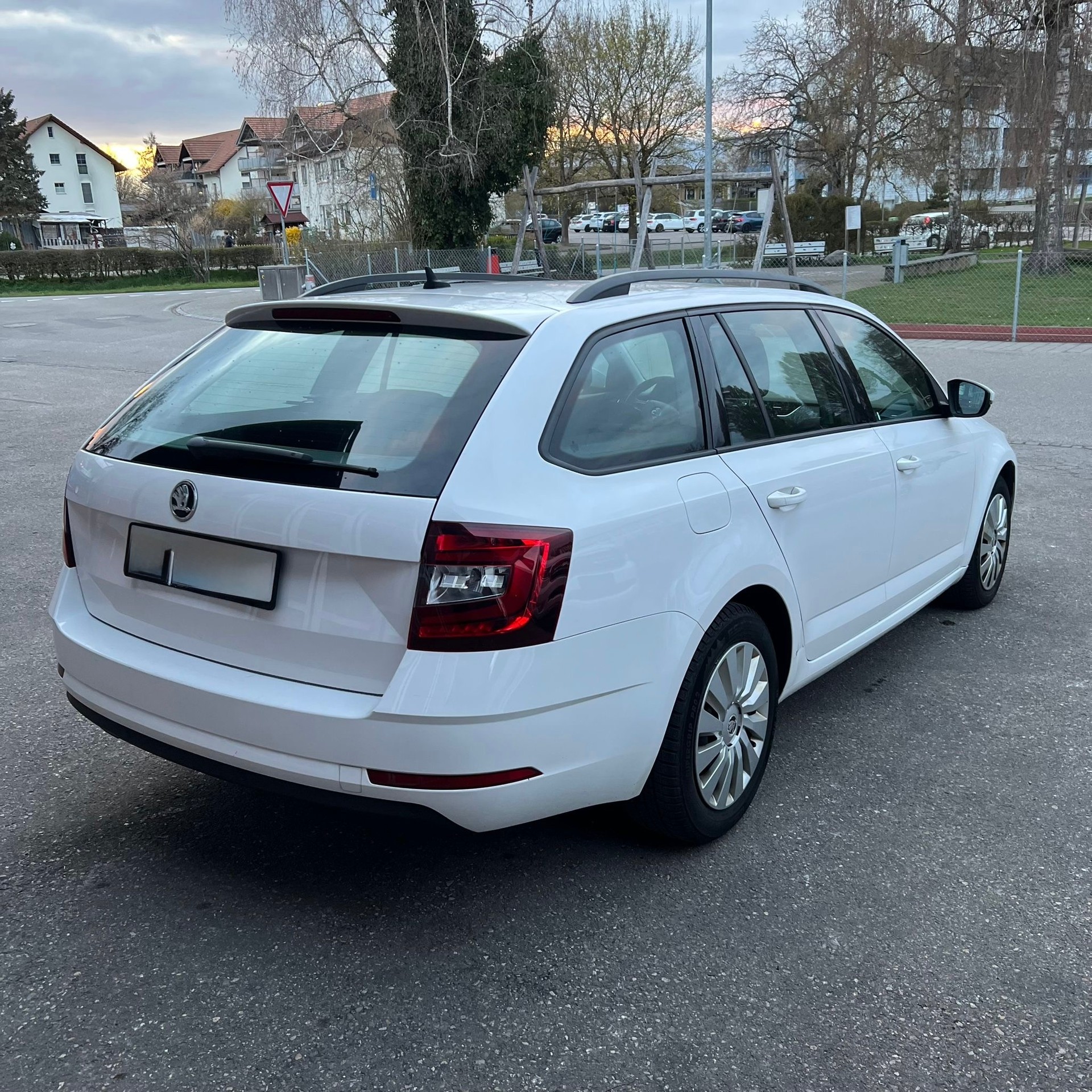 SKODA Octavia Combi 1.6 TDI Ambition DSG-image-4