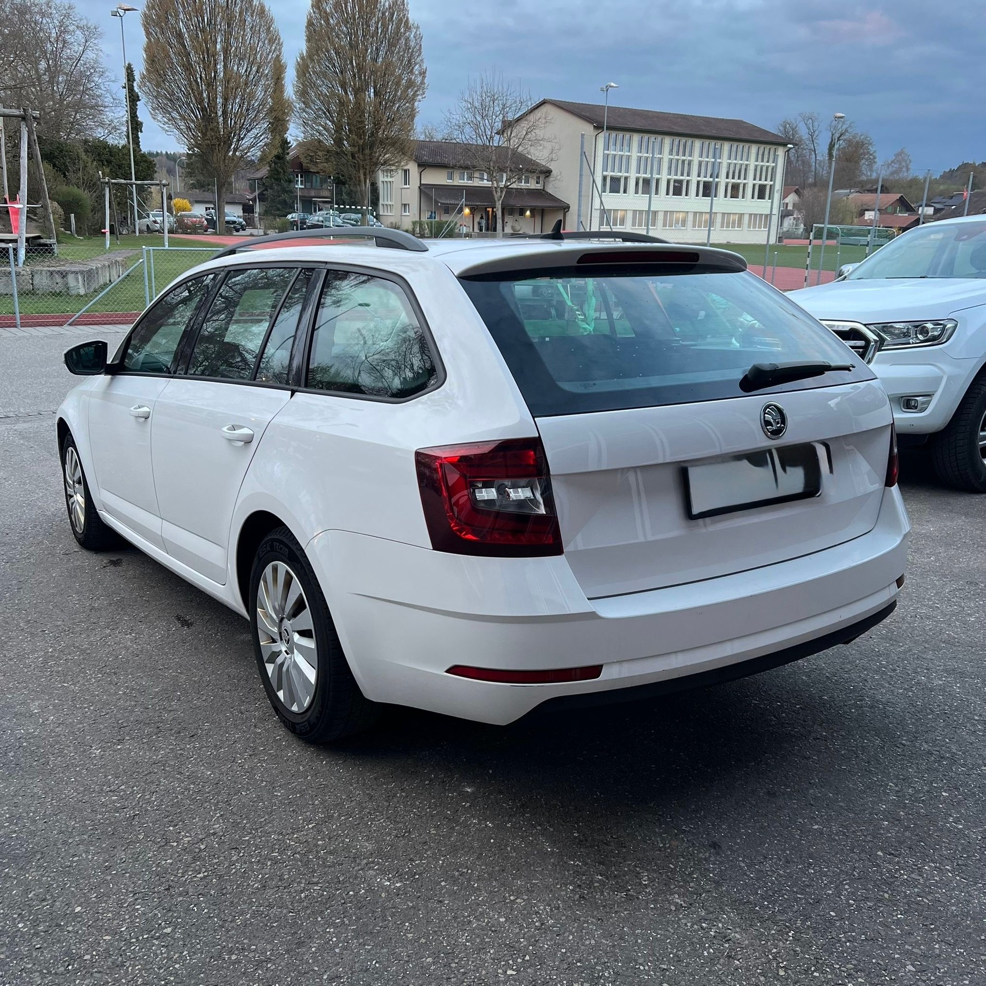 SKODA Octavia Combi 1.6 TDI Ambition DSG-image-6
