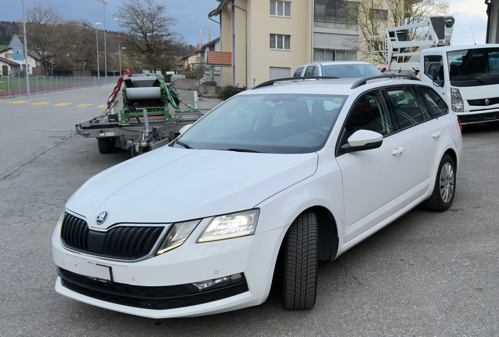 SKODA Octavia Combi 1.6 TDI Ambition DSG-image-0