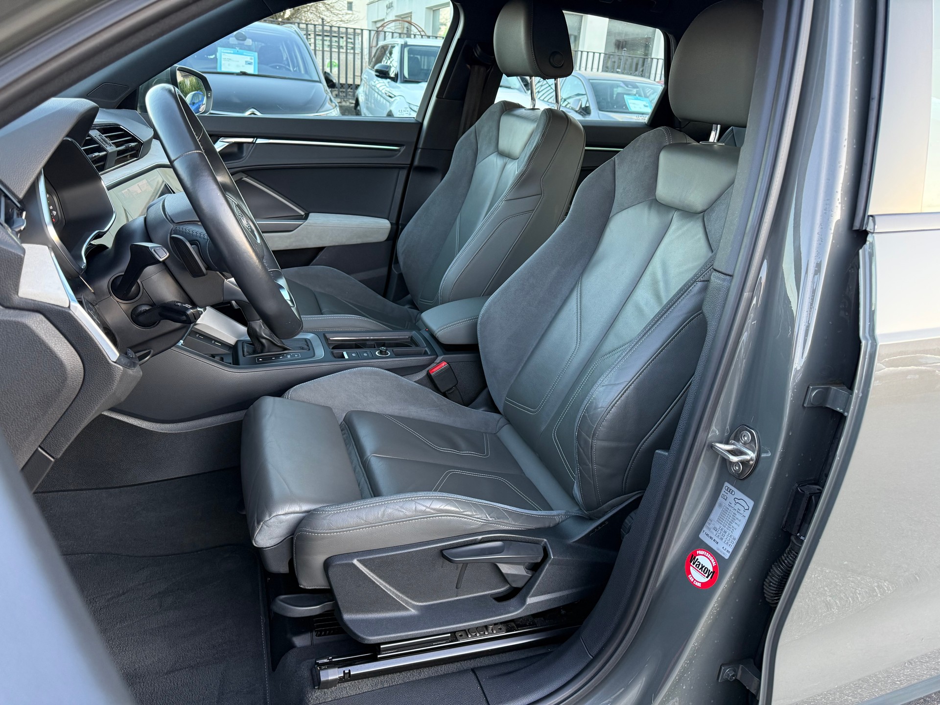AUDI Q3 40 TFSI S line quattro S-tronic-image-9