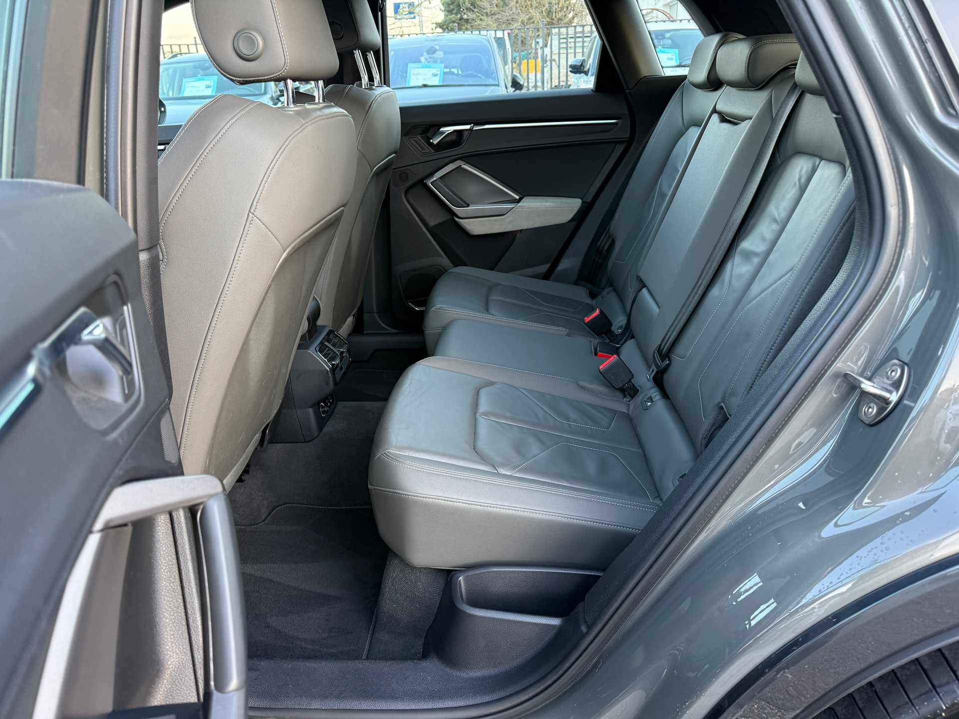 AUDI Q3 40 TFSI S line quattro S-tronic-image-11