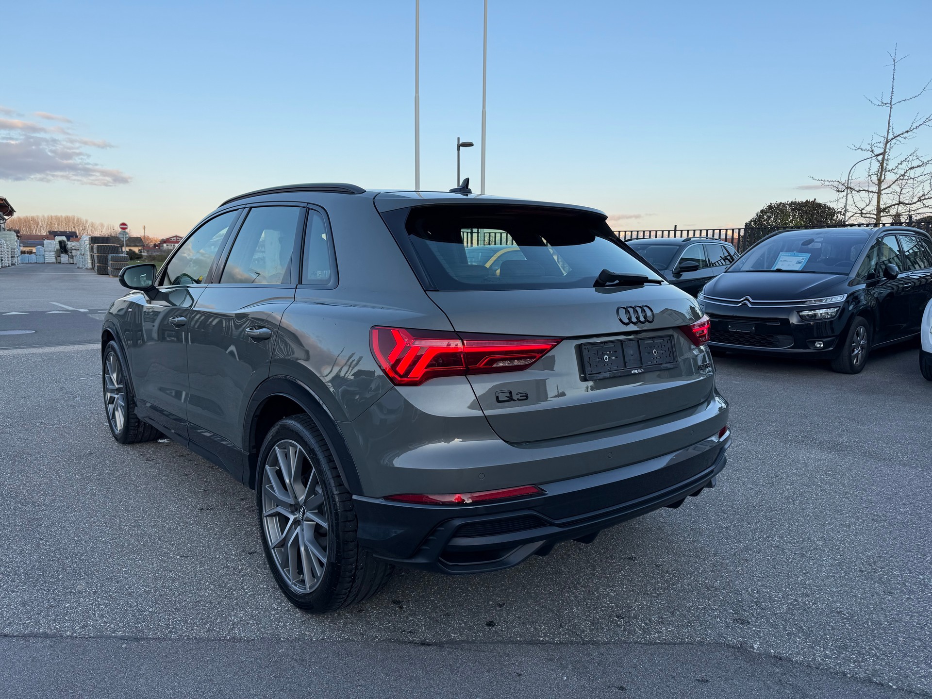 AUDI Q3 40 TFSI S line quattro S-tronic-image-3