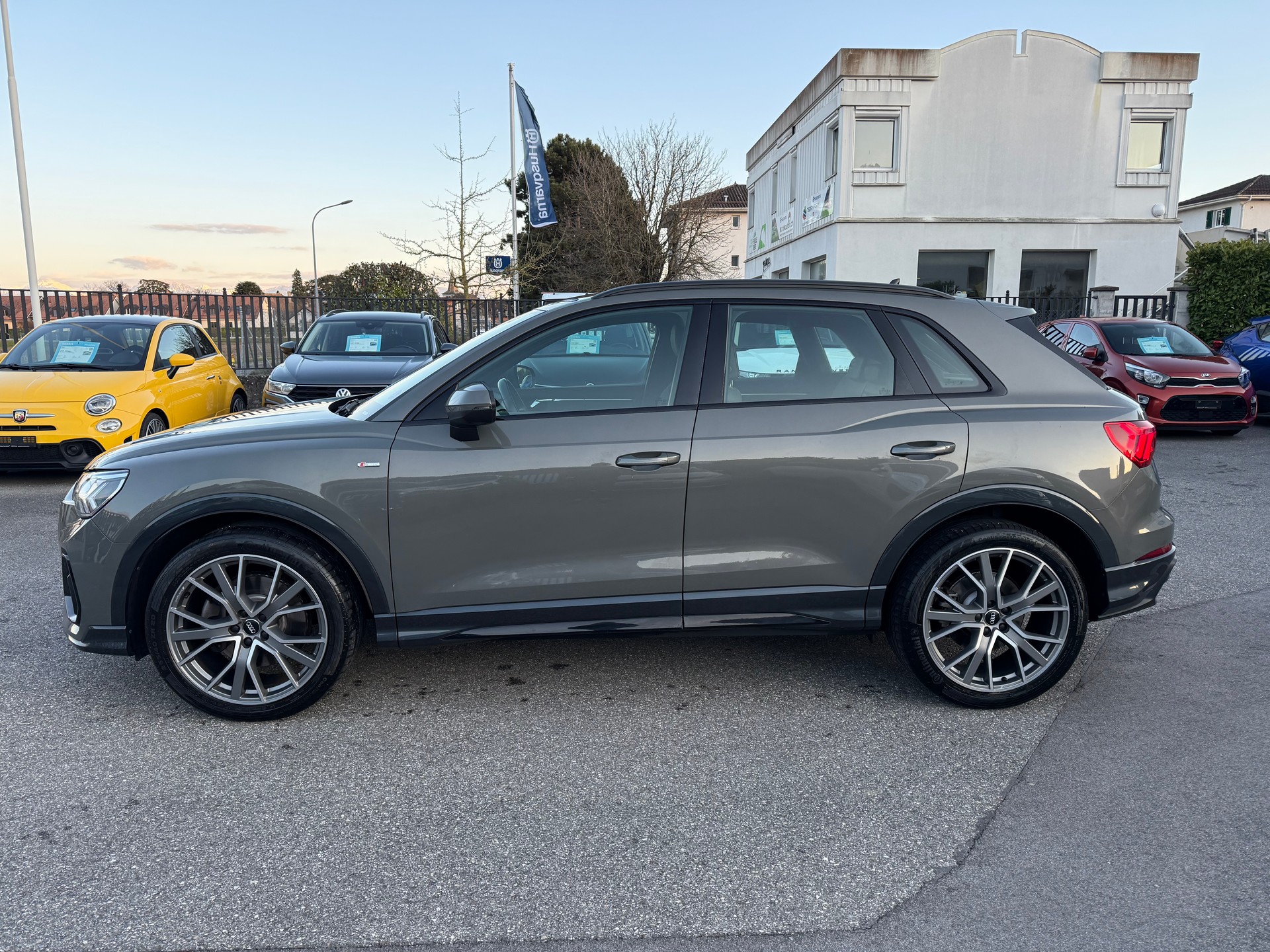 AUDI Q3 40 TFSI S line quattro S-tronic-image-4