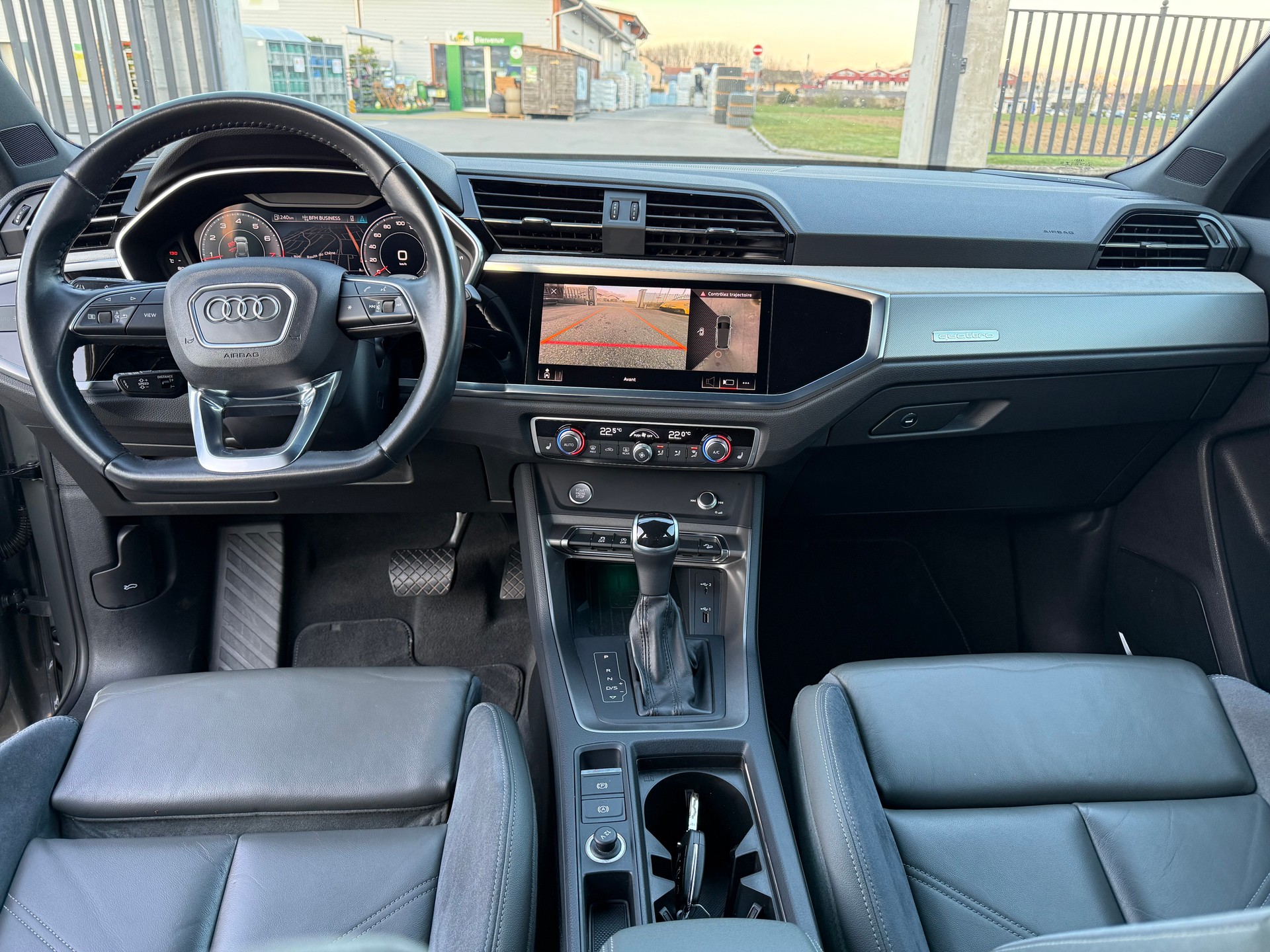 AUDI Q3 40 TFSI S line quattro S-tronic-image-8