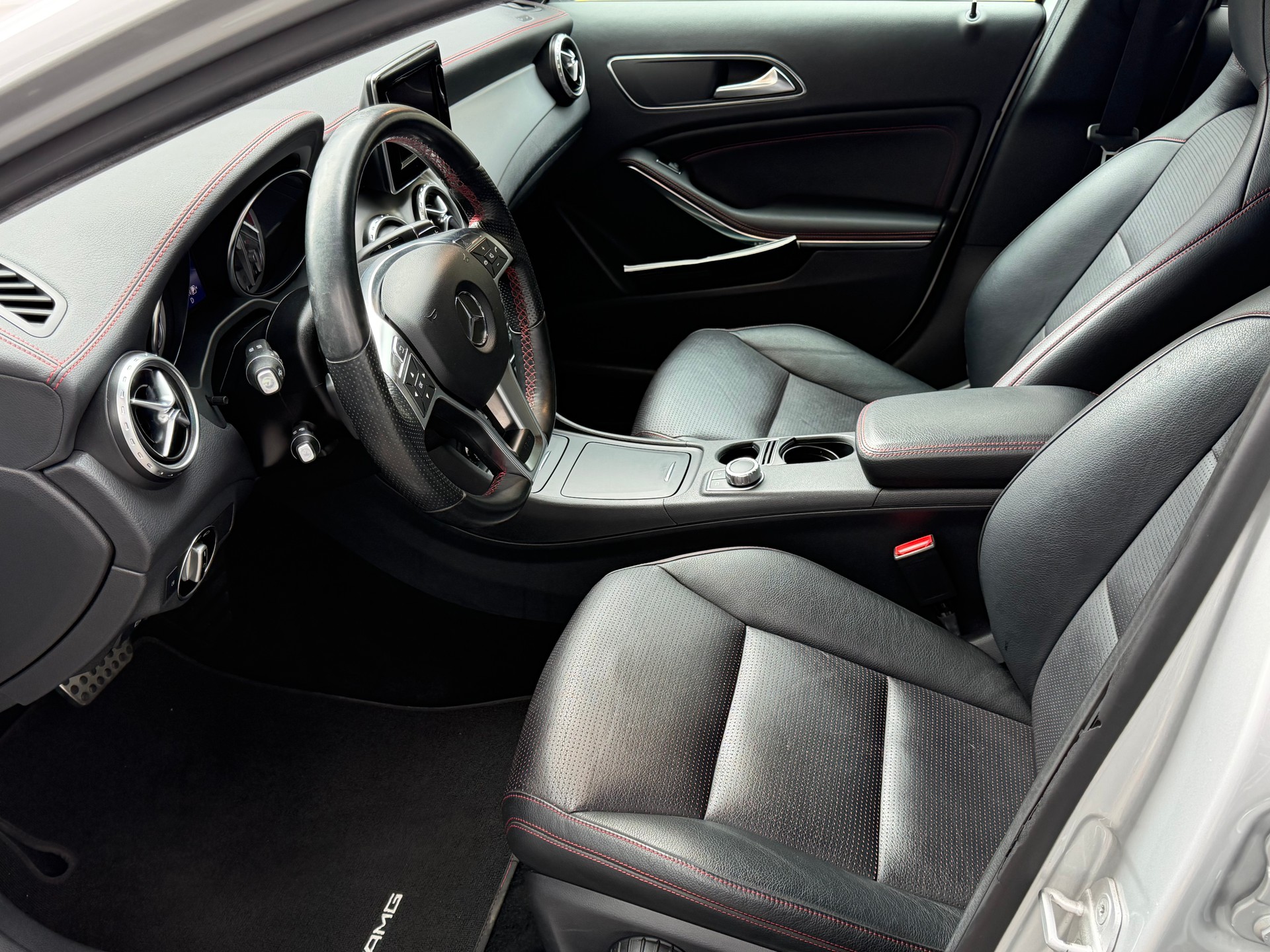 MERCEDES-BENZ GLA 250 AMG Line 4Matic 7G-DCT-image-4