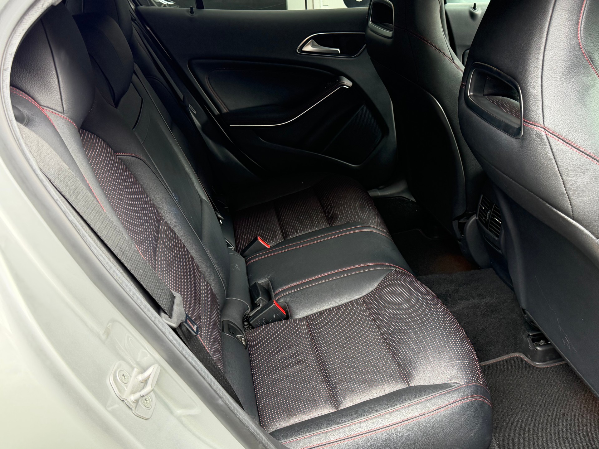 MERCEDES-BENZ GLA 250 AMG Line 4Matic 7G-DCT-image-8