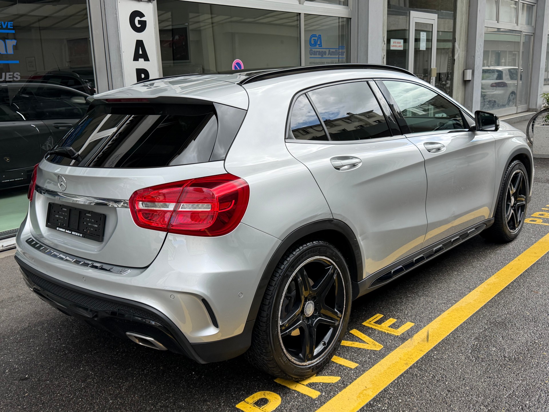 MERCEDES-BENZ GLA 250 AMG Line 4Matic 7G-DCT-image-3