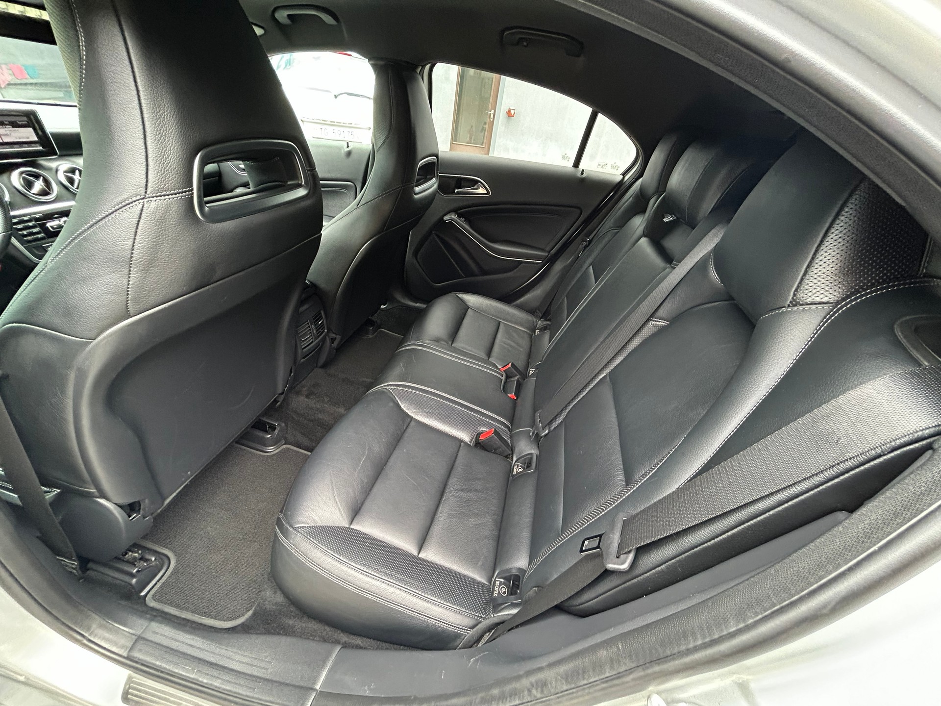 MERCEDES-BENZ A 250 AMG Line-image-8